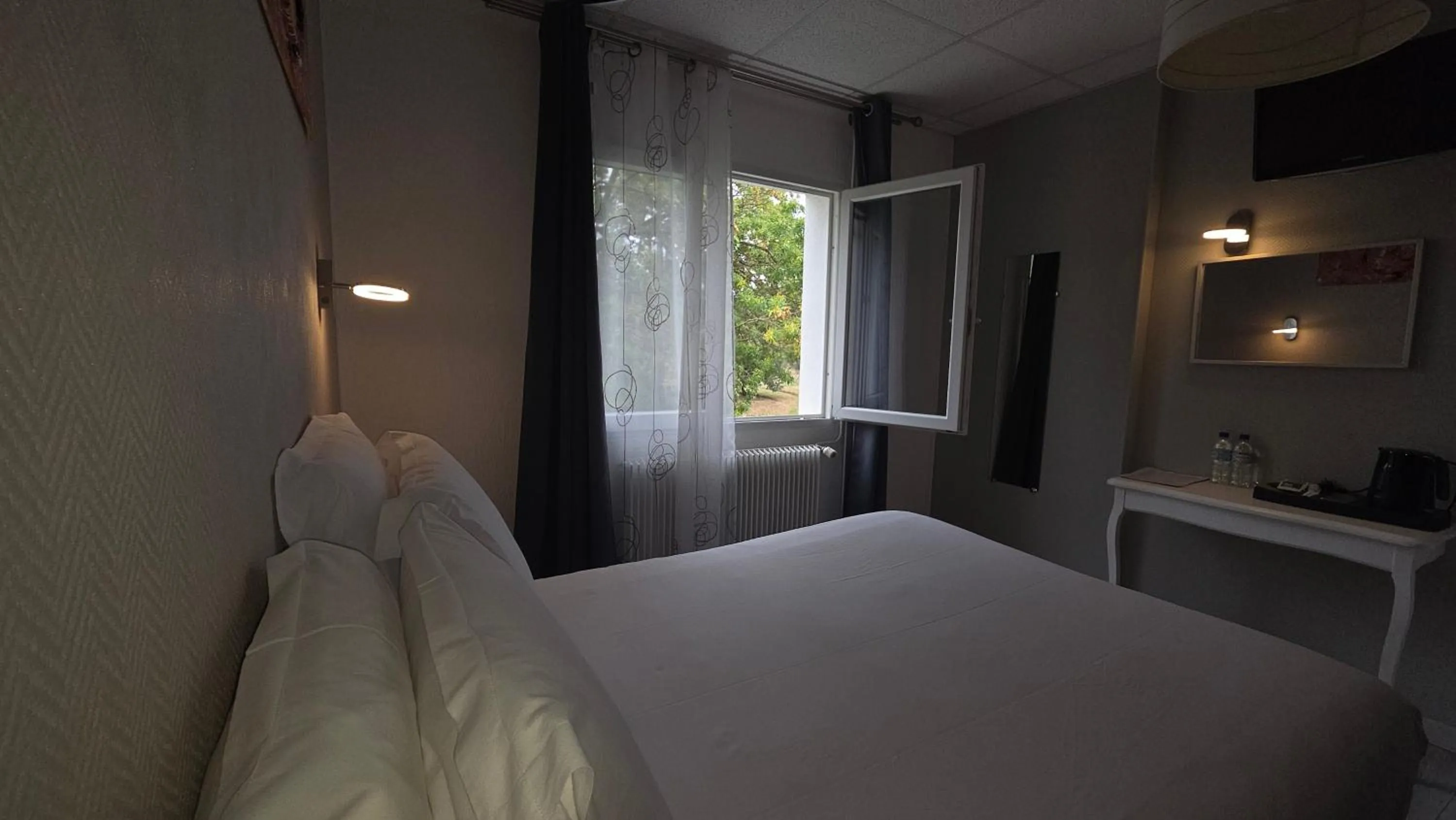 Bed in Hôtel Restaurant Mas Le Châtelet