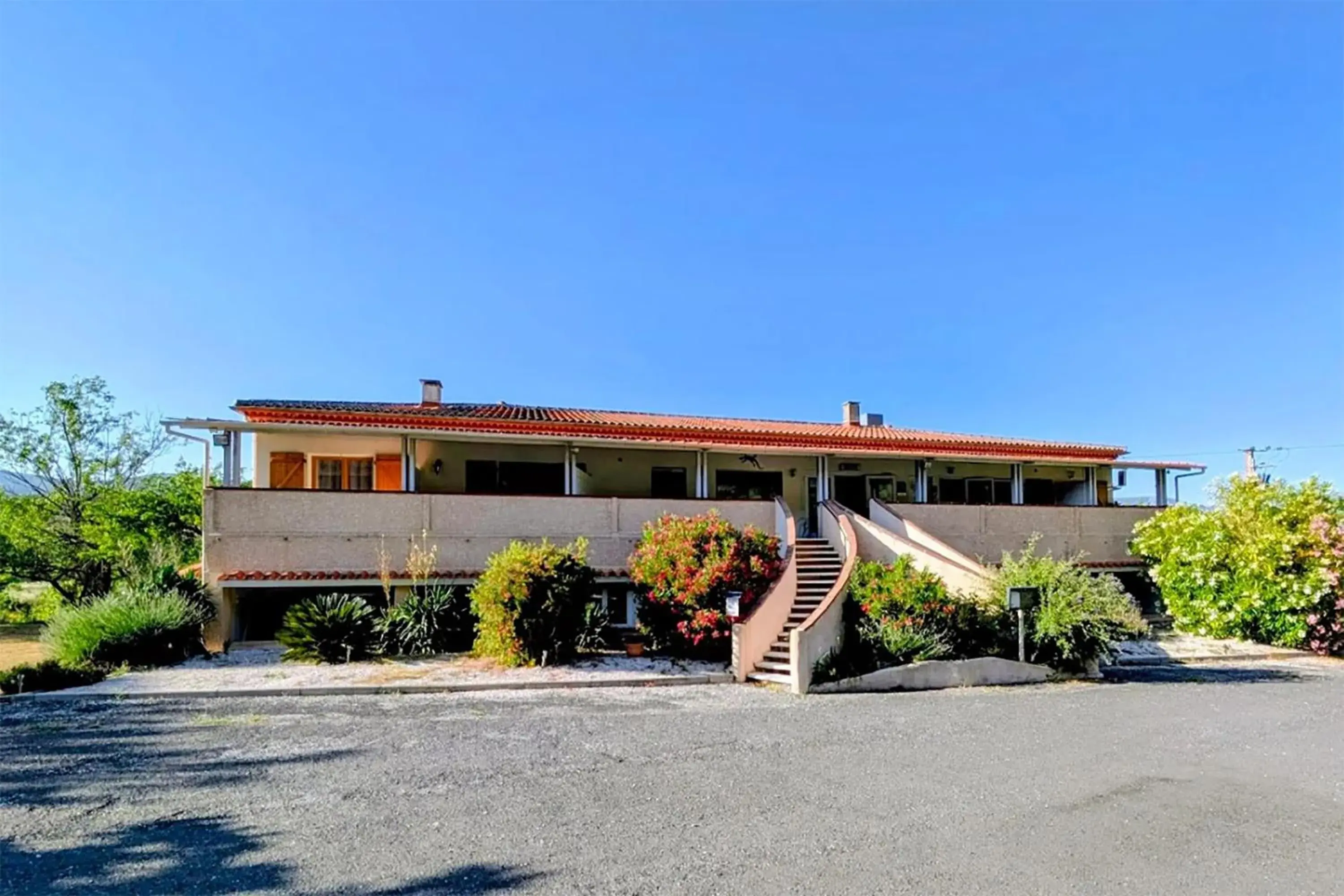 Property building in Hôtel Restaurant Mas Le Châtelet Property building in Hôtel Restaurant Mas Le Châtelet