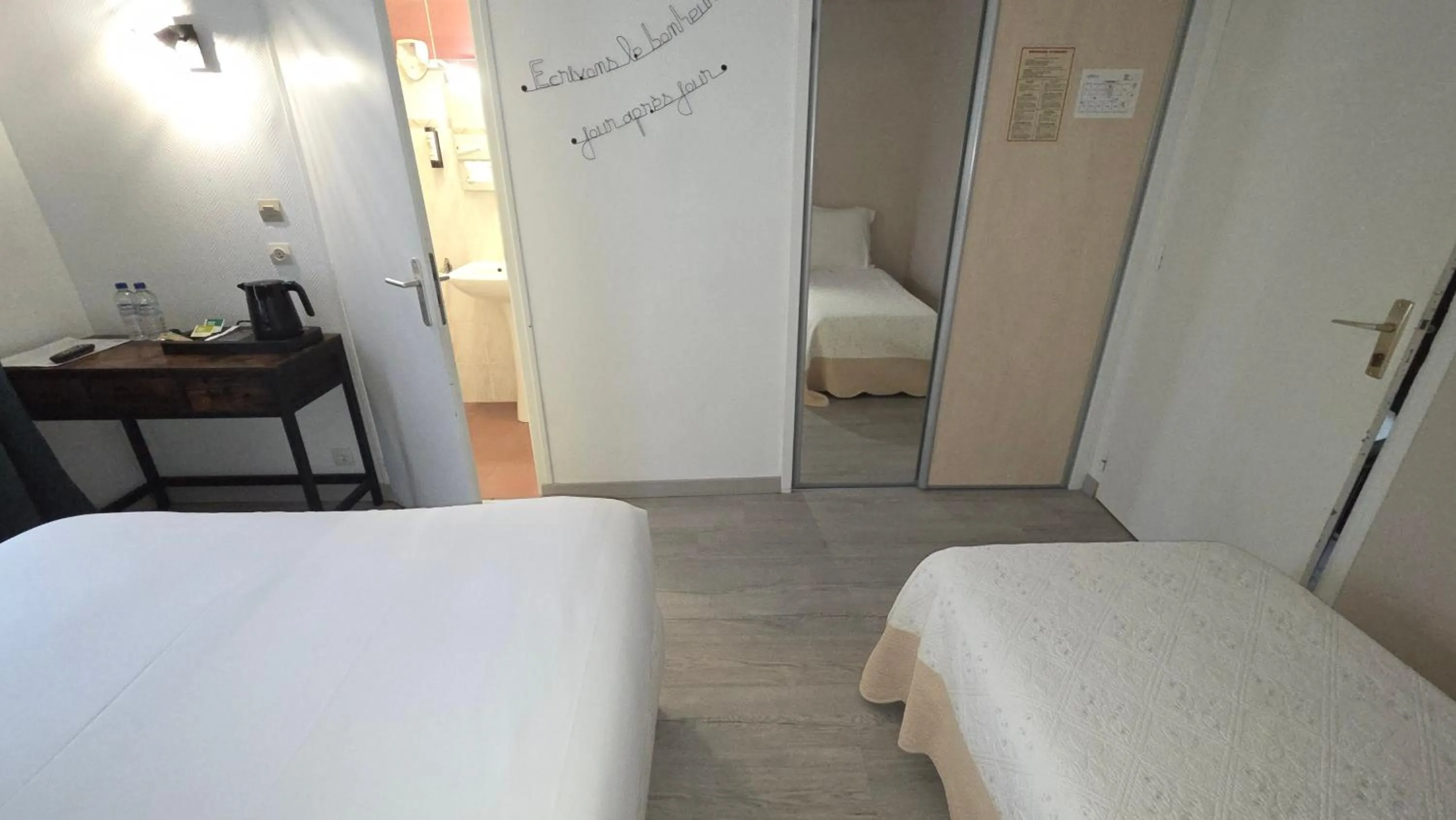 Bed in Hôtel Restaurant Mas Le Châtelet