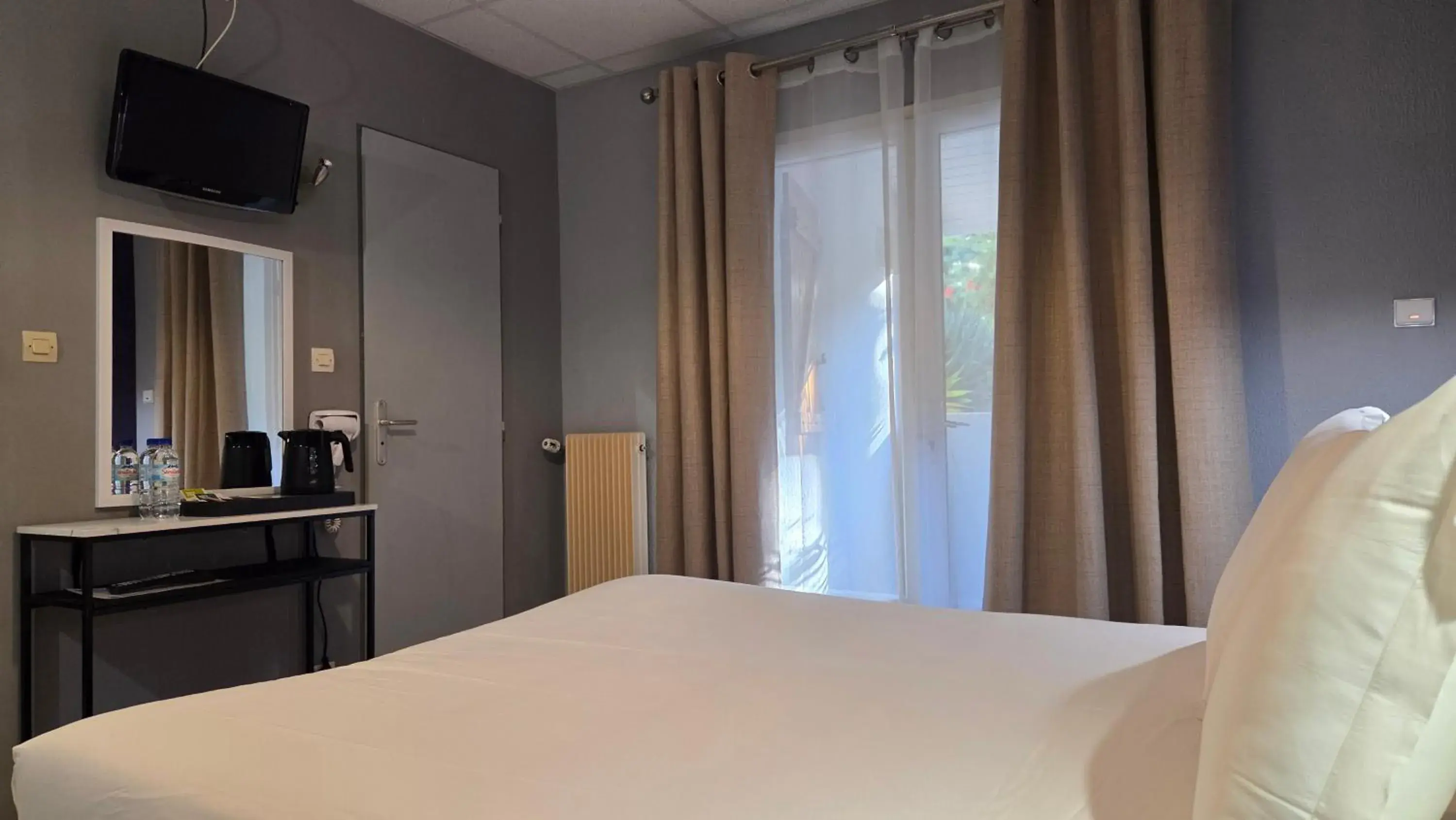 Bedroom, Bed in Hôtel Restaurant Mas Le Châtelet Bedroom, Bed in Hôtel Restaurant Mas Le Châtelet