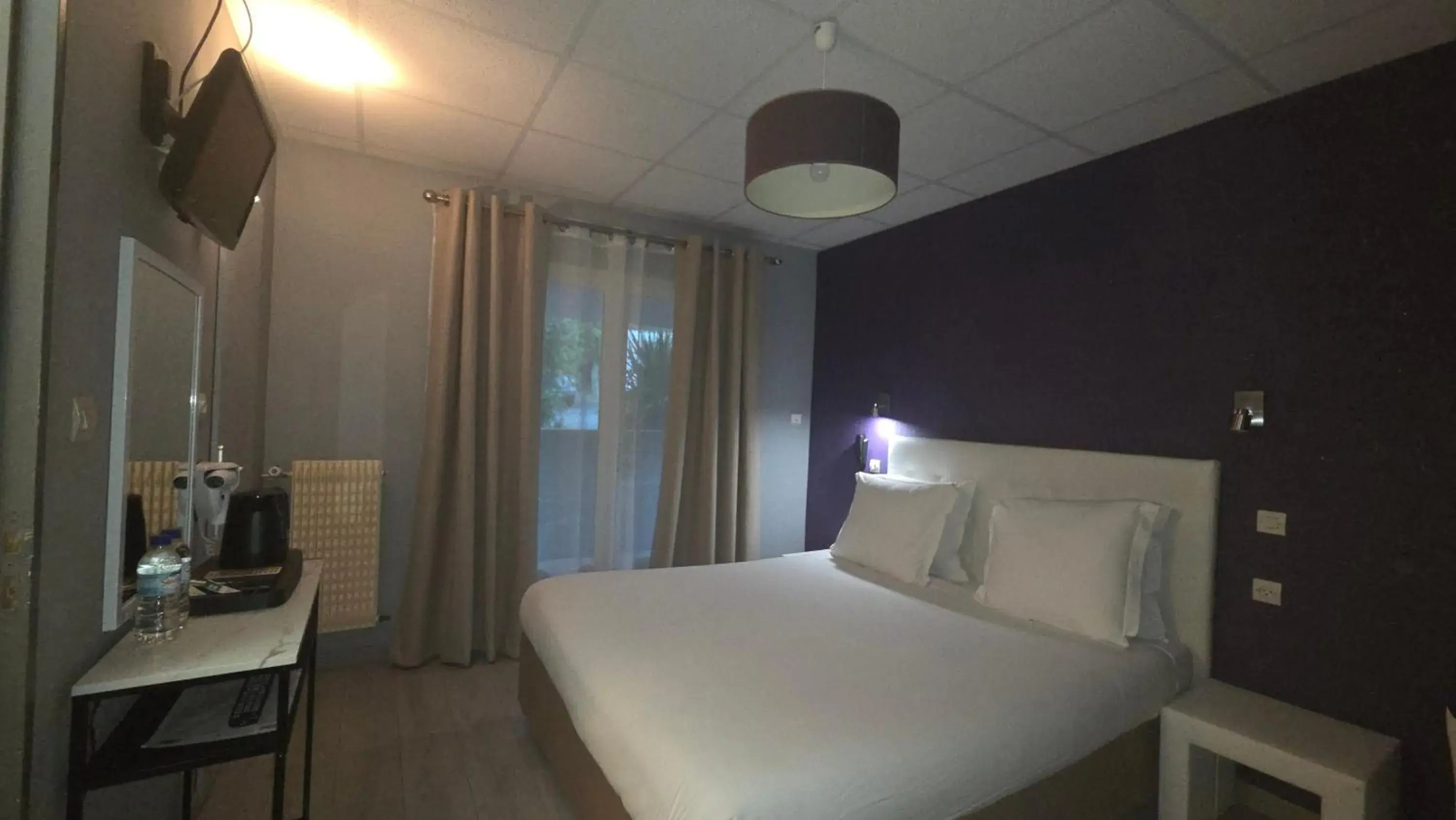 Bed in Hôtel Restaurant Mas Le Châtelet Bed in Hôtel Restaurant Mas Le Châtelet