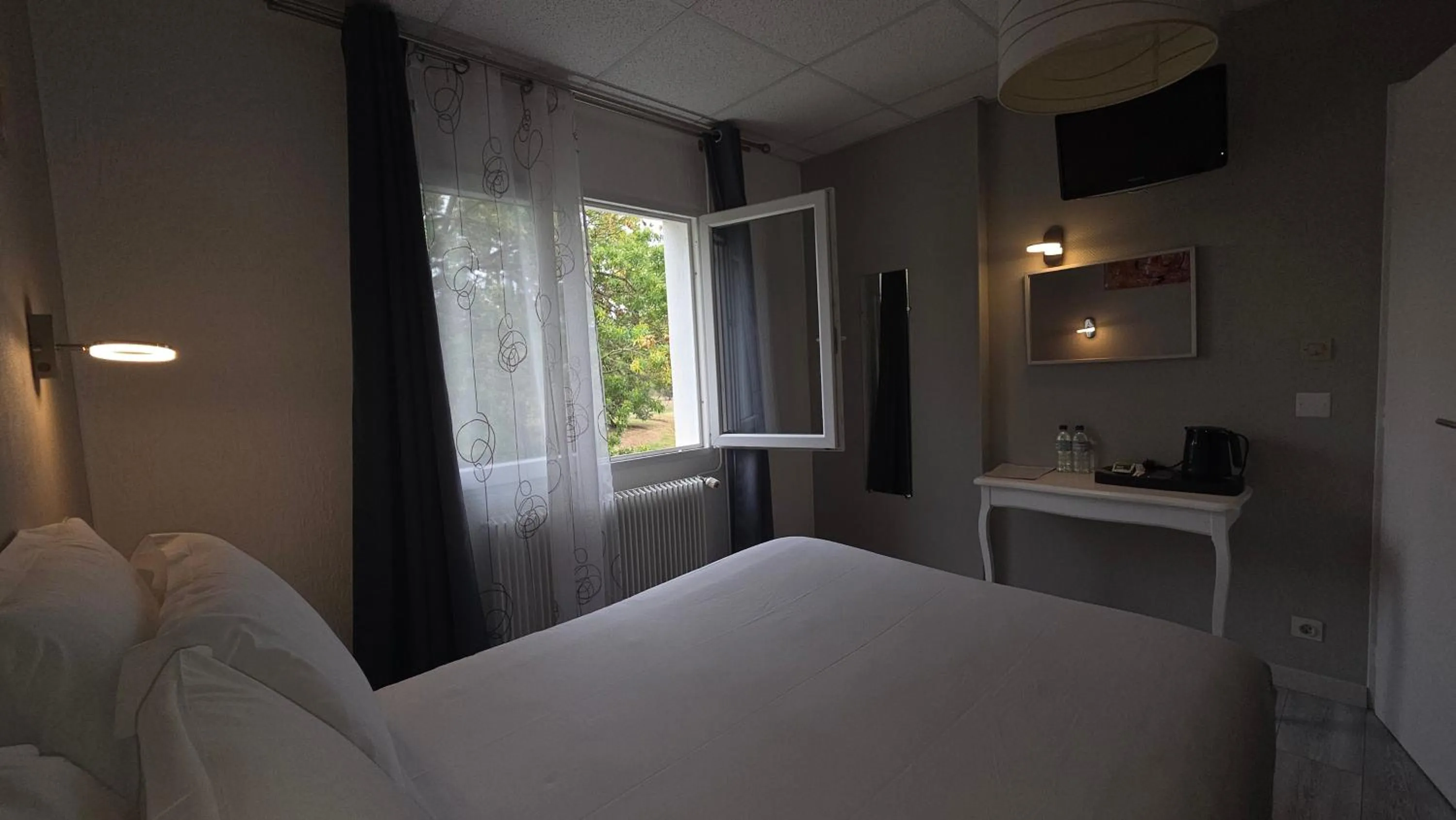 Bed in Hôtel Restaurant Mas Le Châtelet