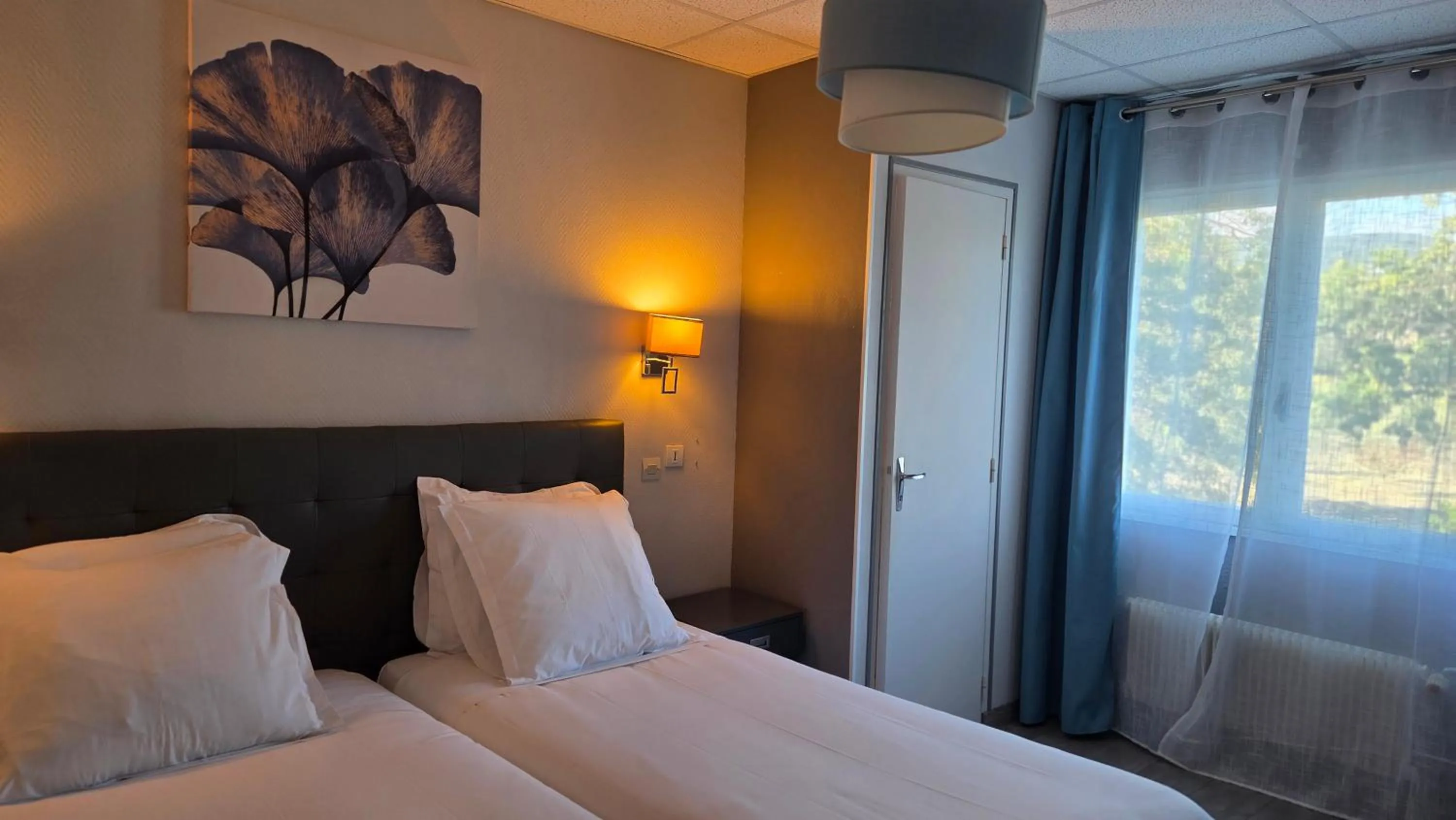 Bed in Hôtel Restaurant Mas Le Châtelet