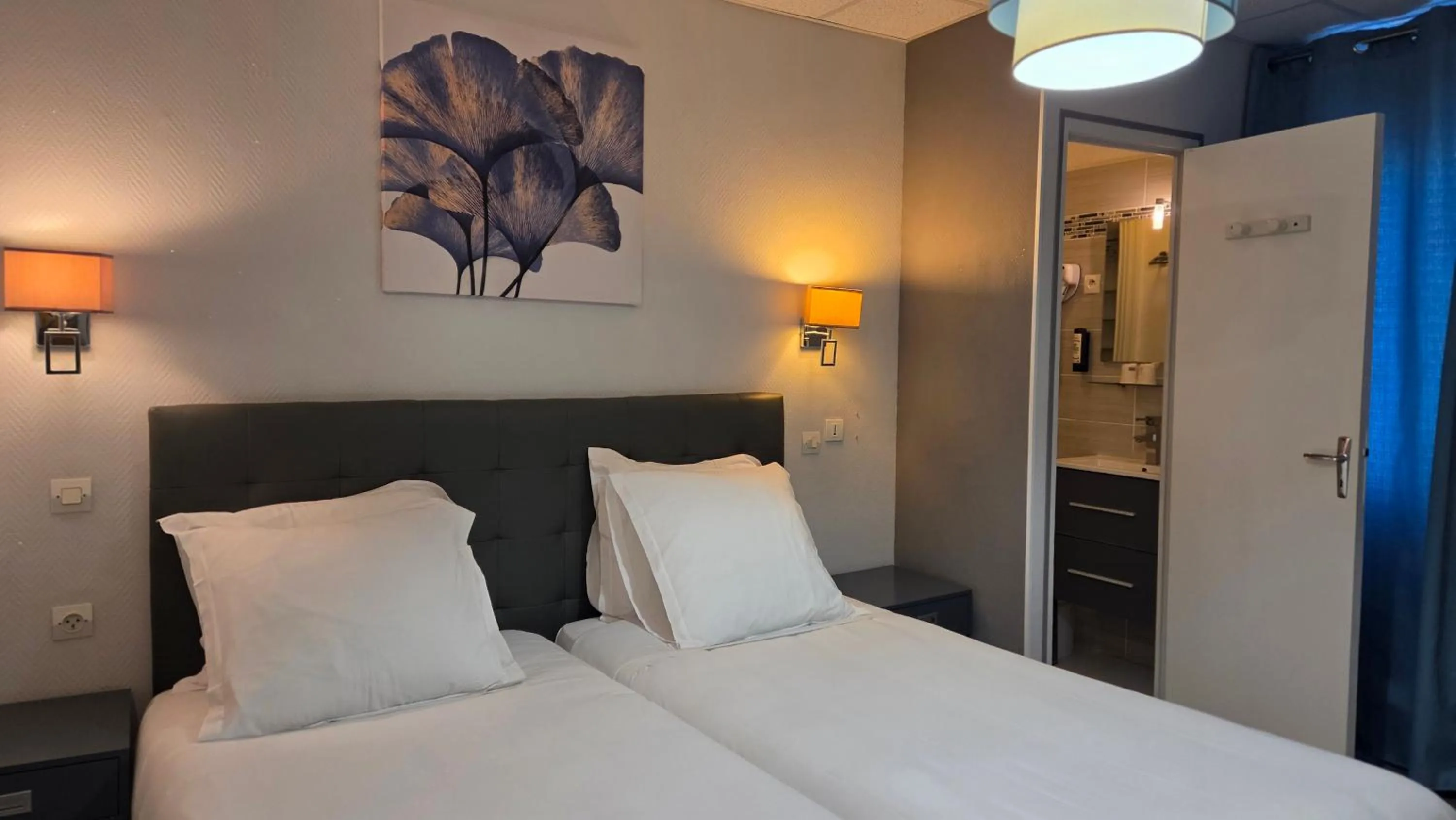 Bed in Hôtel Restaurant Mas Le Châtelet