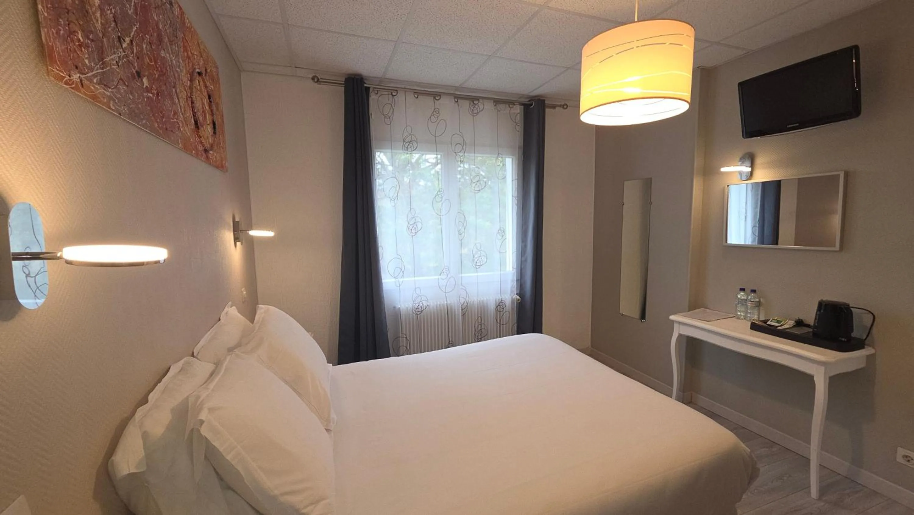 Bed in Hôtel Restaurant Mas Le Châtelet