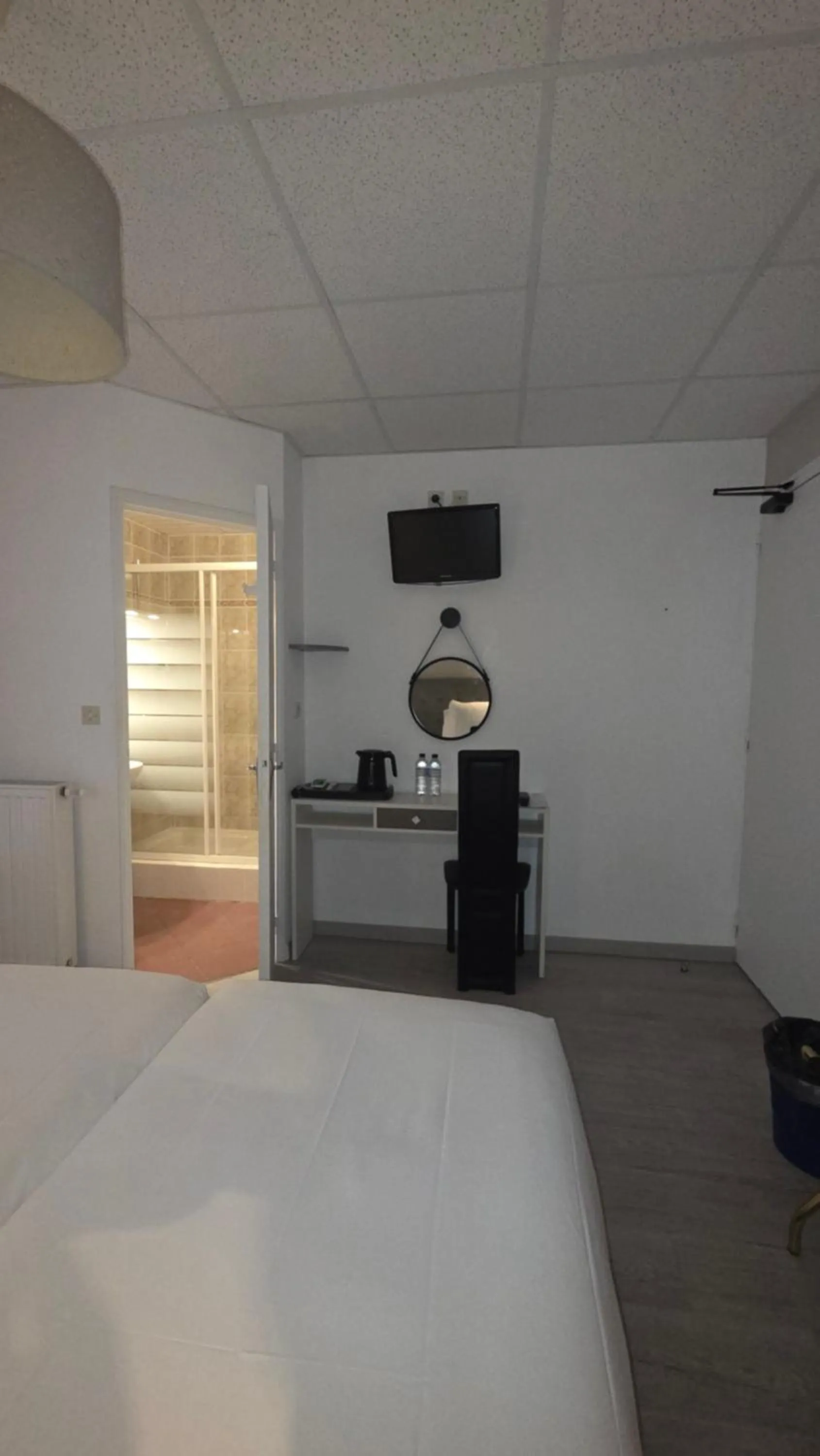 Bed in Hôtel Restaurant Mas Le Châtelet