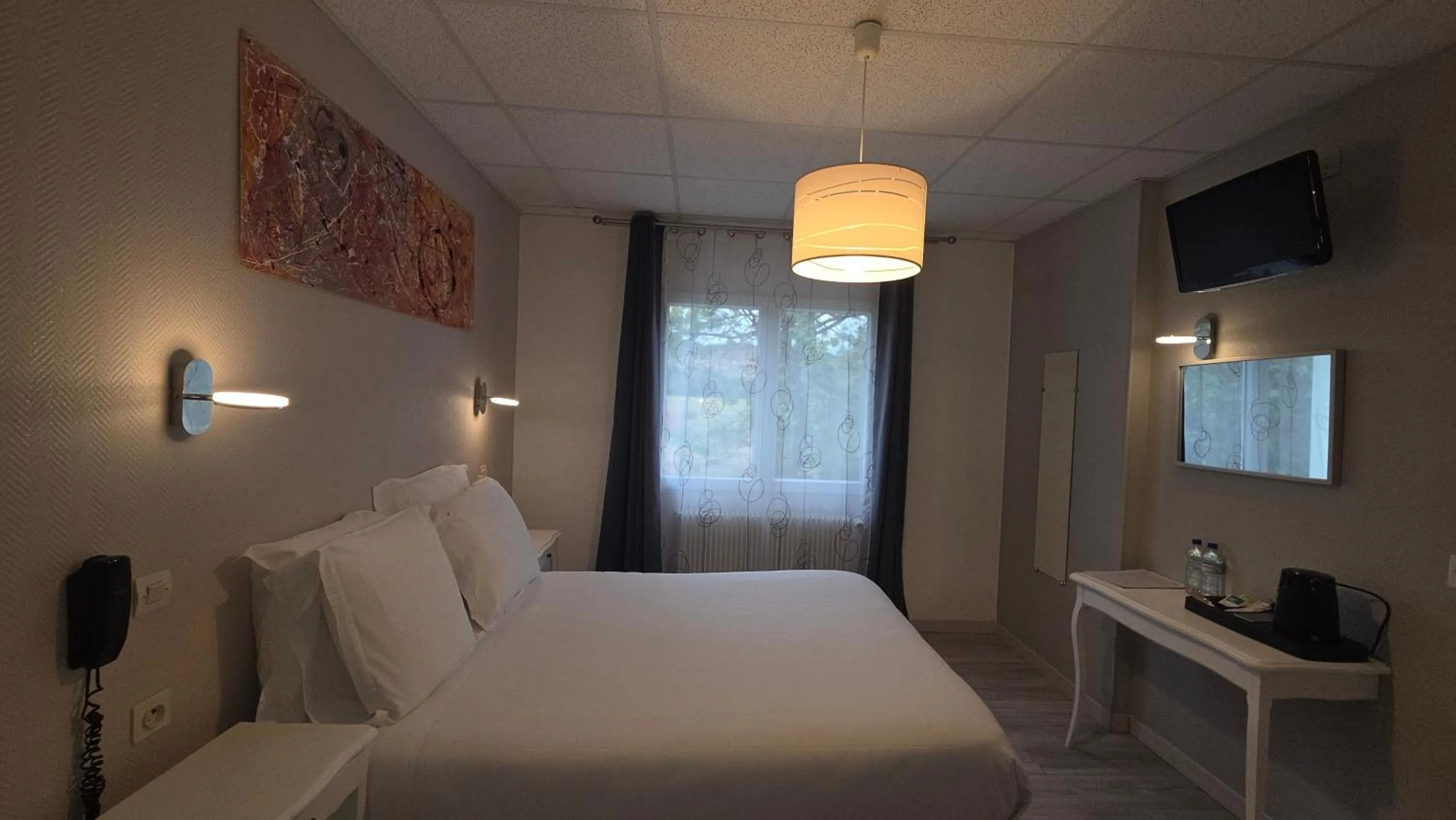 Bed in Hôtel Restaurant Mas Le Châtelet