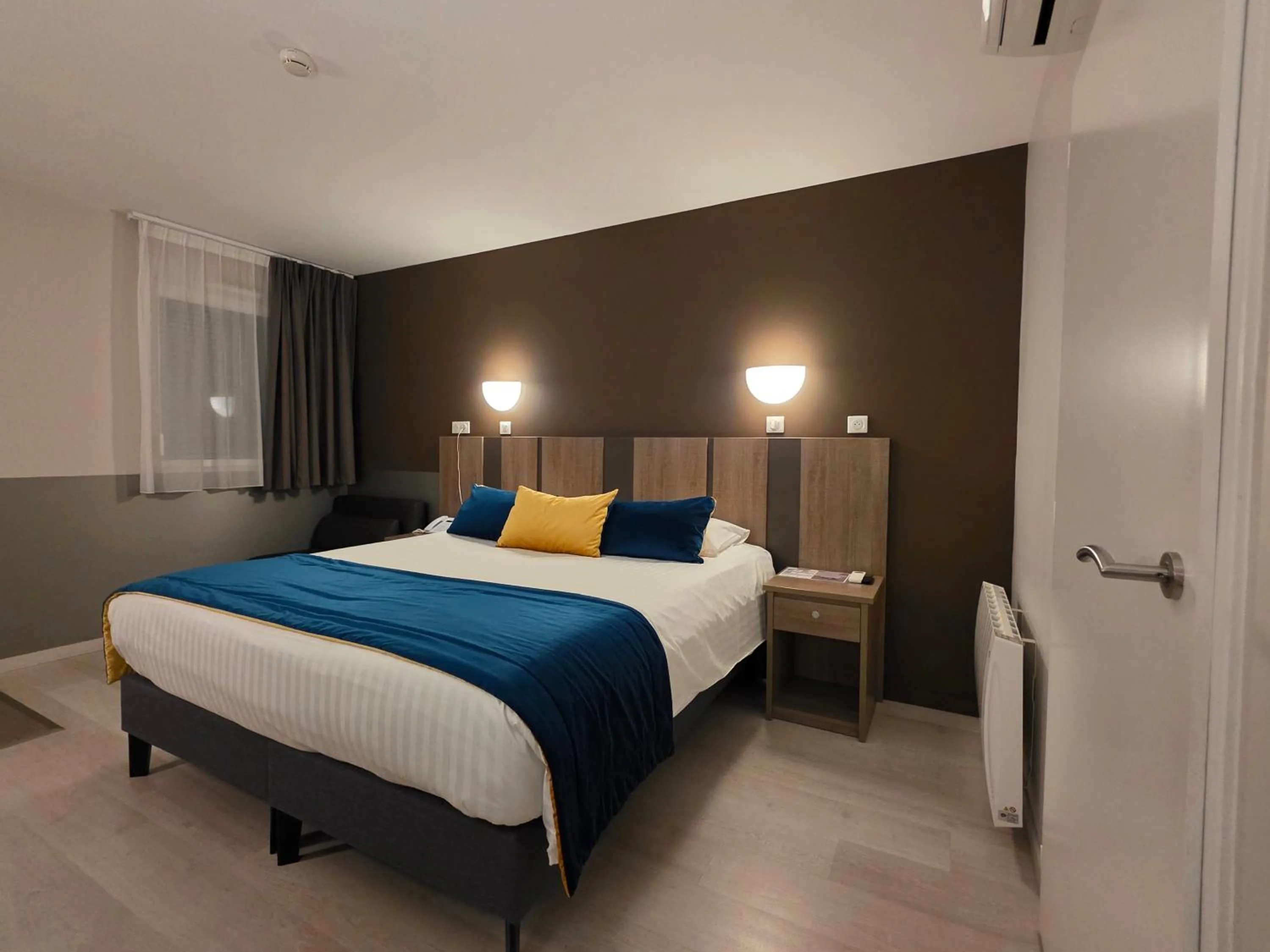 Bed in Logis Hotel Restaurant Le Grand Turc