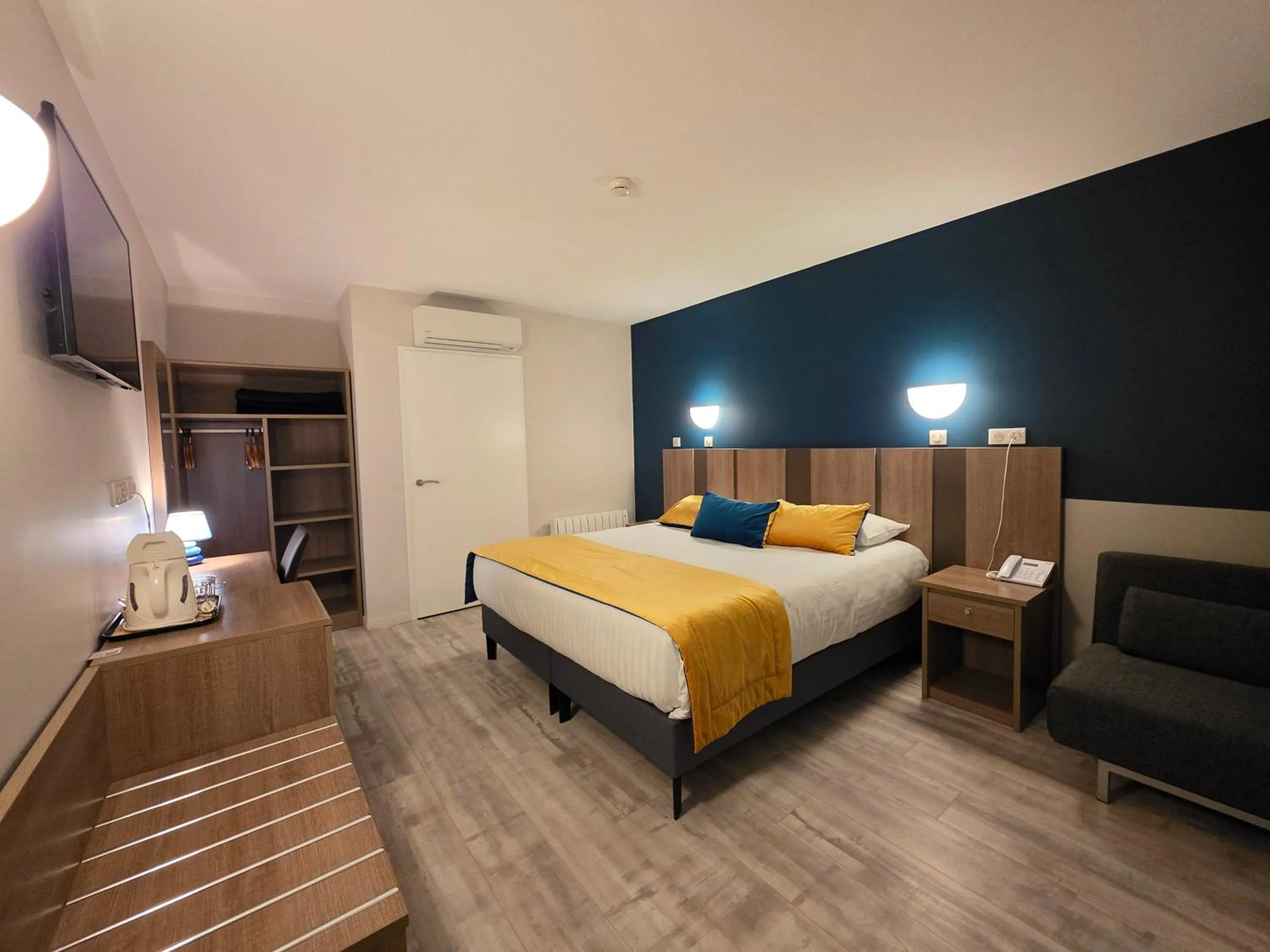 Bed in Logis Hotel Restaurant Le Grand Turc