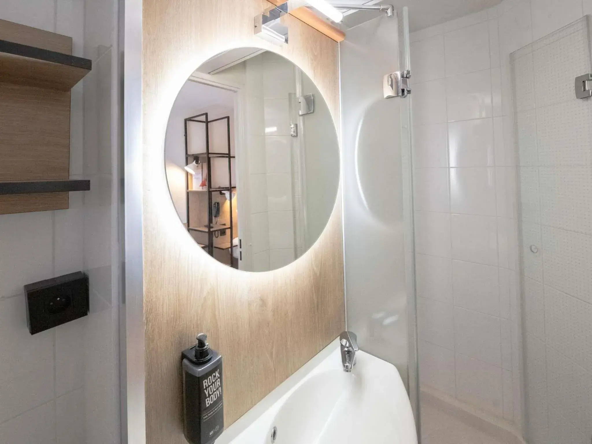 Bedroom in ibis Avignon Centre Pont De L'Europe Bedroom in ibis Avignon Centre Pont De L'Europe