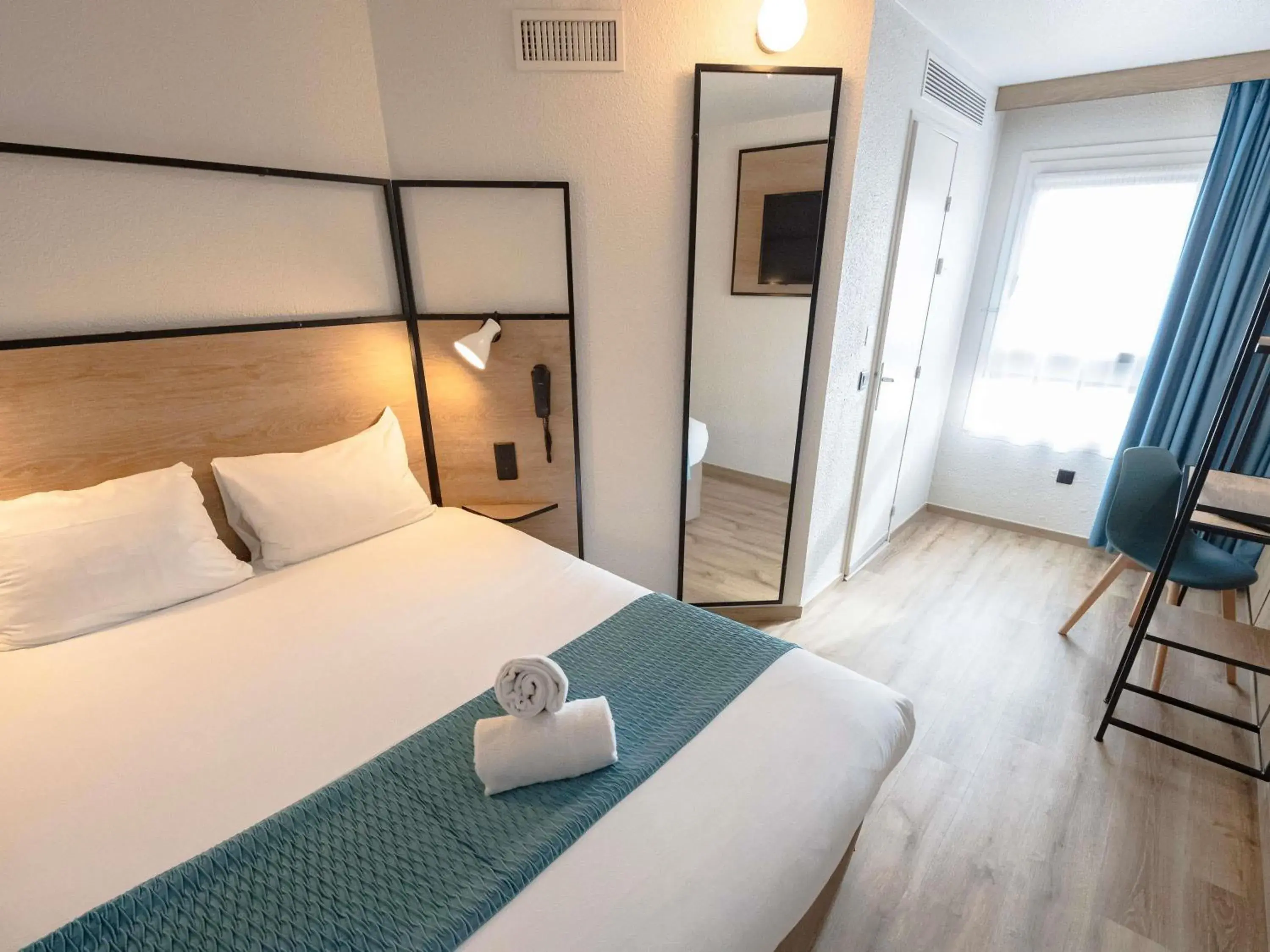 Bedroom, Bed in ibis Avignon Centre Pont De L'Europe Bedroom, Bed in ibis Avignon Centre Pont De L'Europe