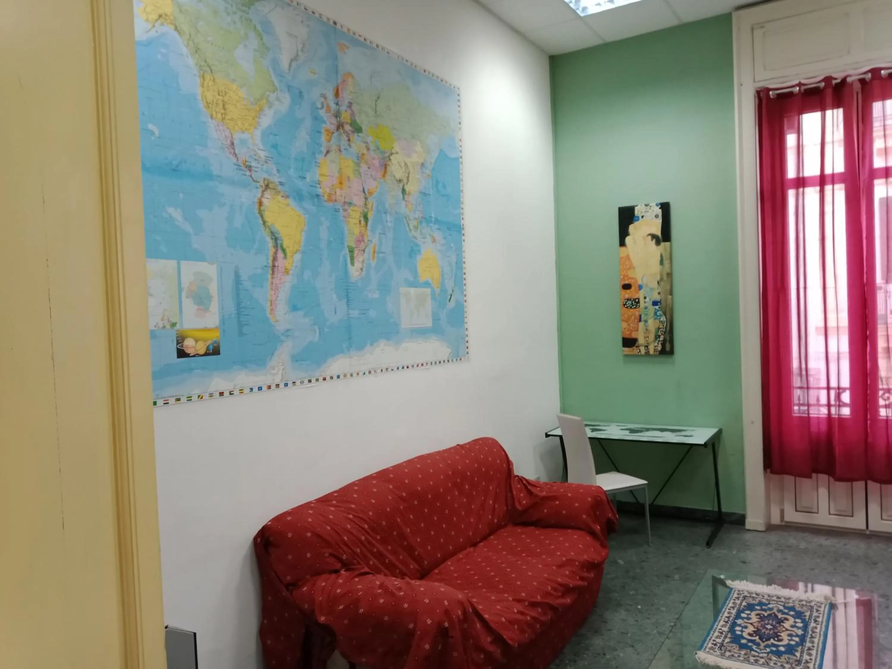 Communal lounge/ TV room in Al Torrione B&B