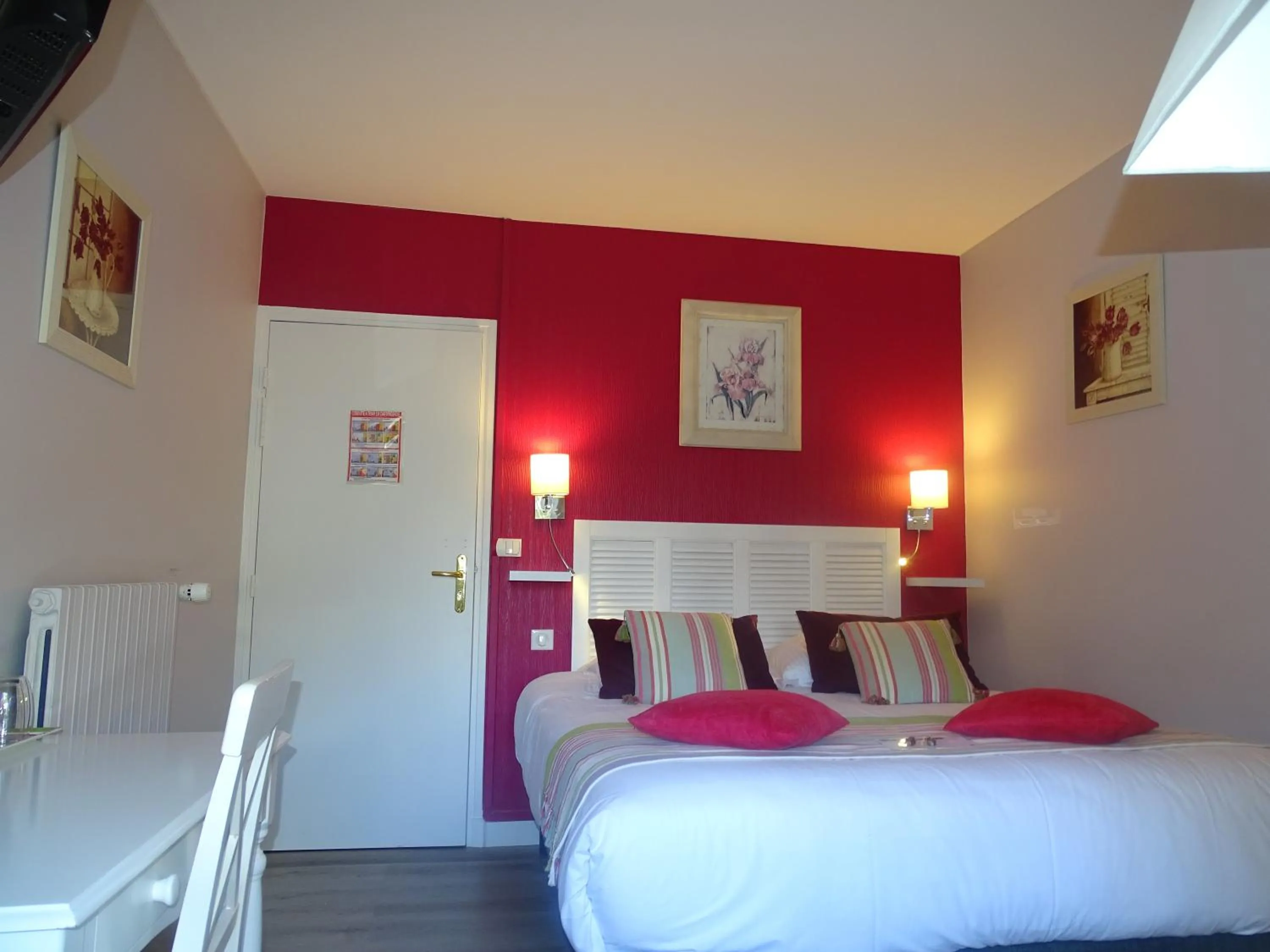 Bedroom, Bed in Logis Hôtel Restaurant Spa L'auberge Du President