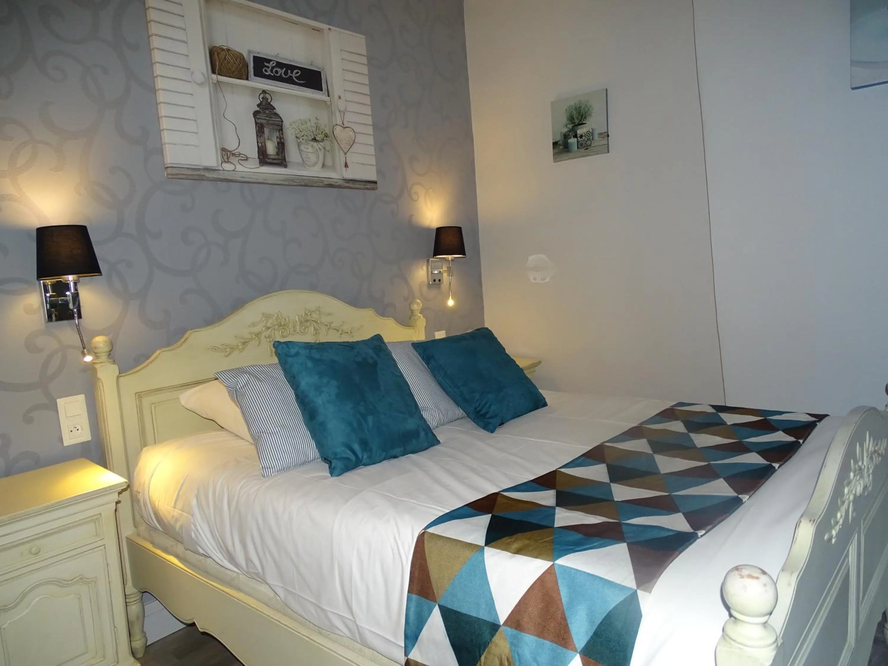 Bed in Logis Hôtel Restaurant Spa L'auberge Du President