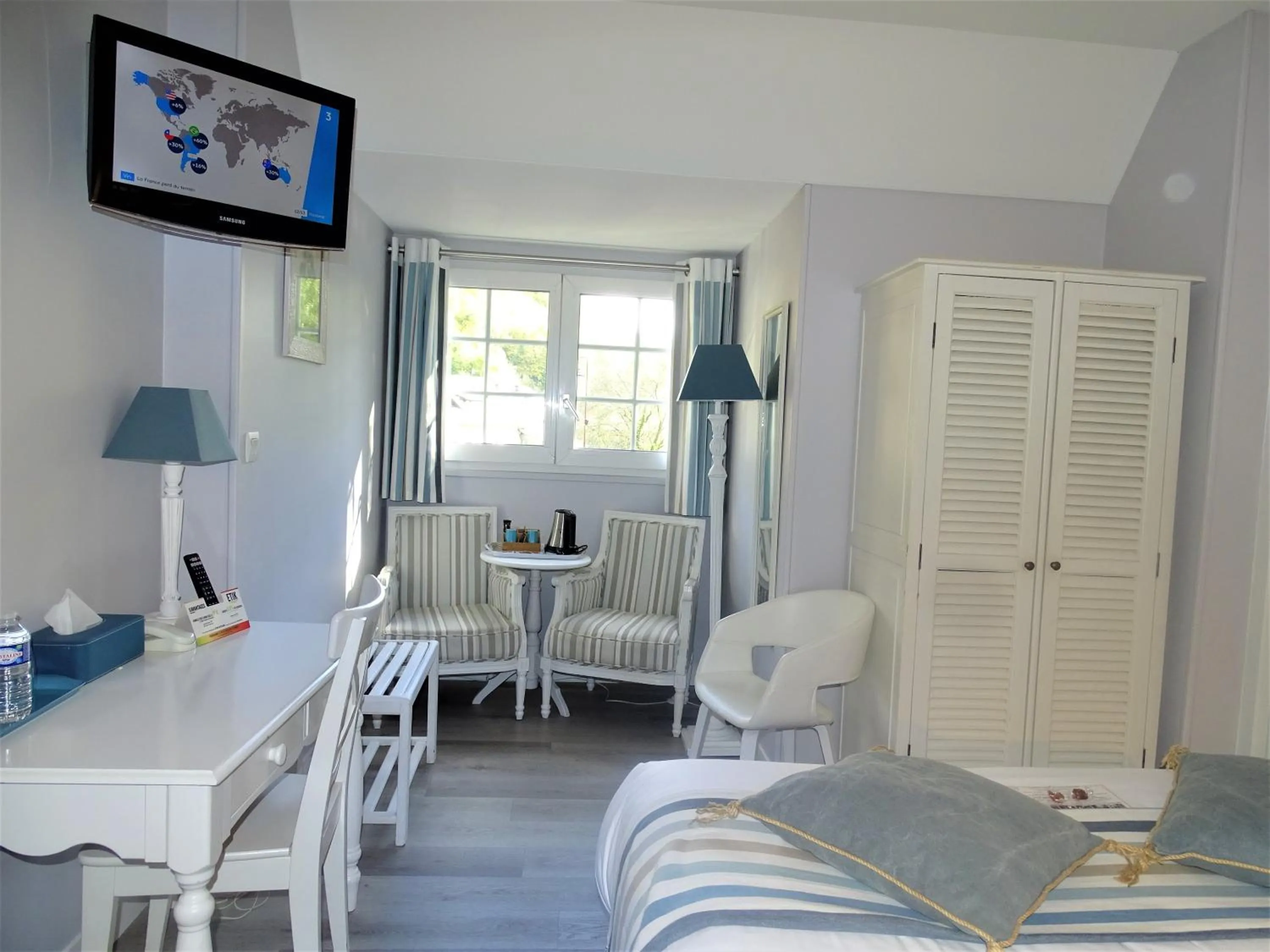 Bedroom, Bed in Logis Hôtel Restaurant Spa L'auberge Du President