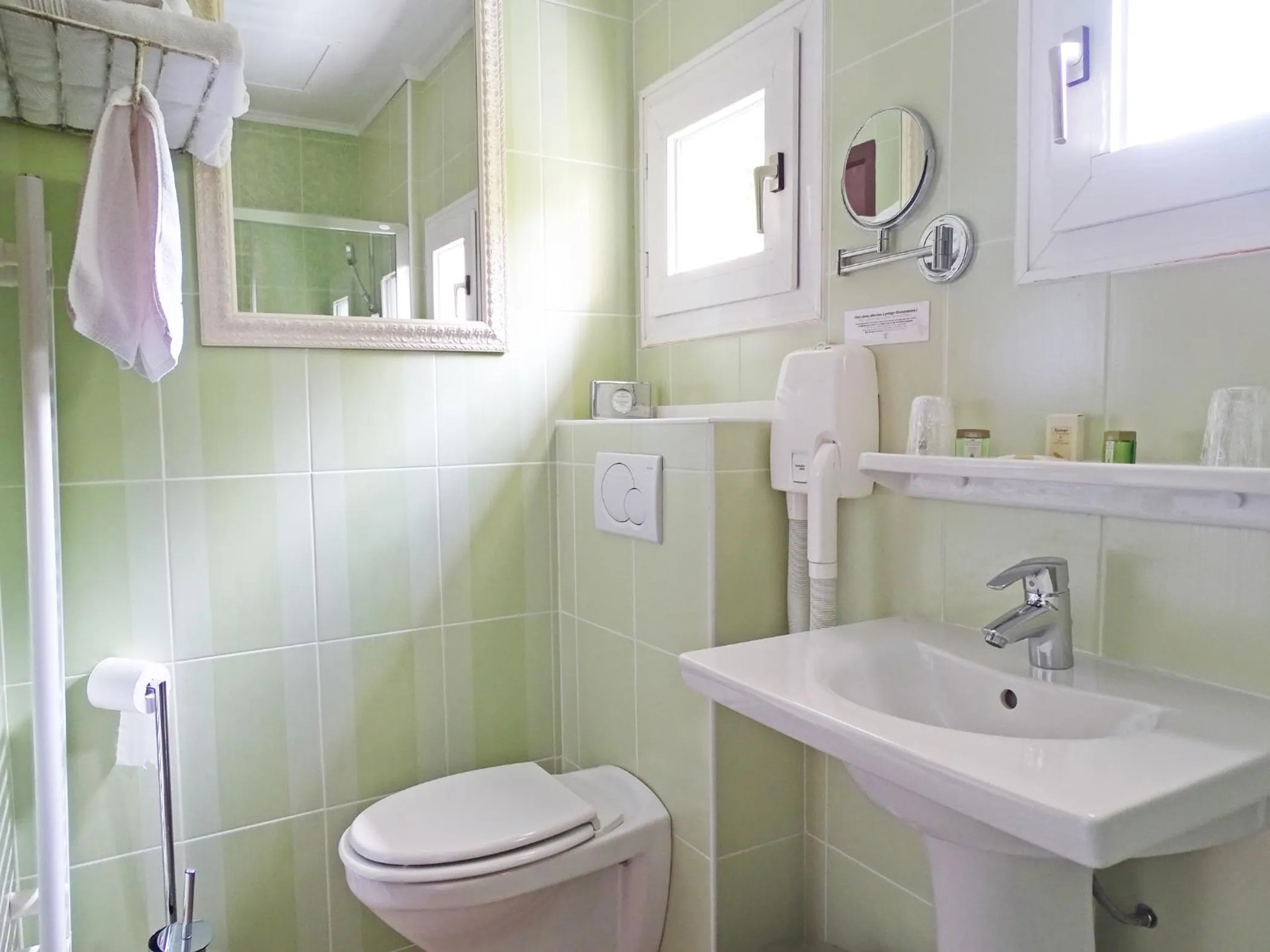 Bathroom in Logis Hôtel Restaurant Spa L'auberge Du President