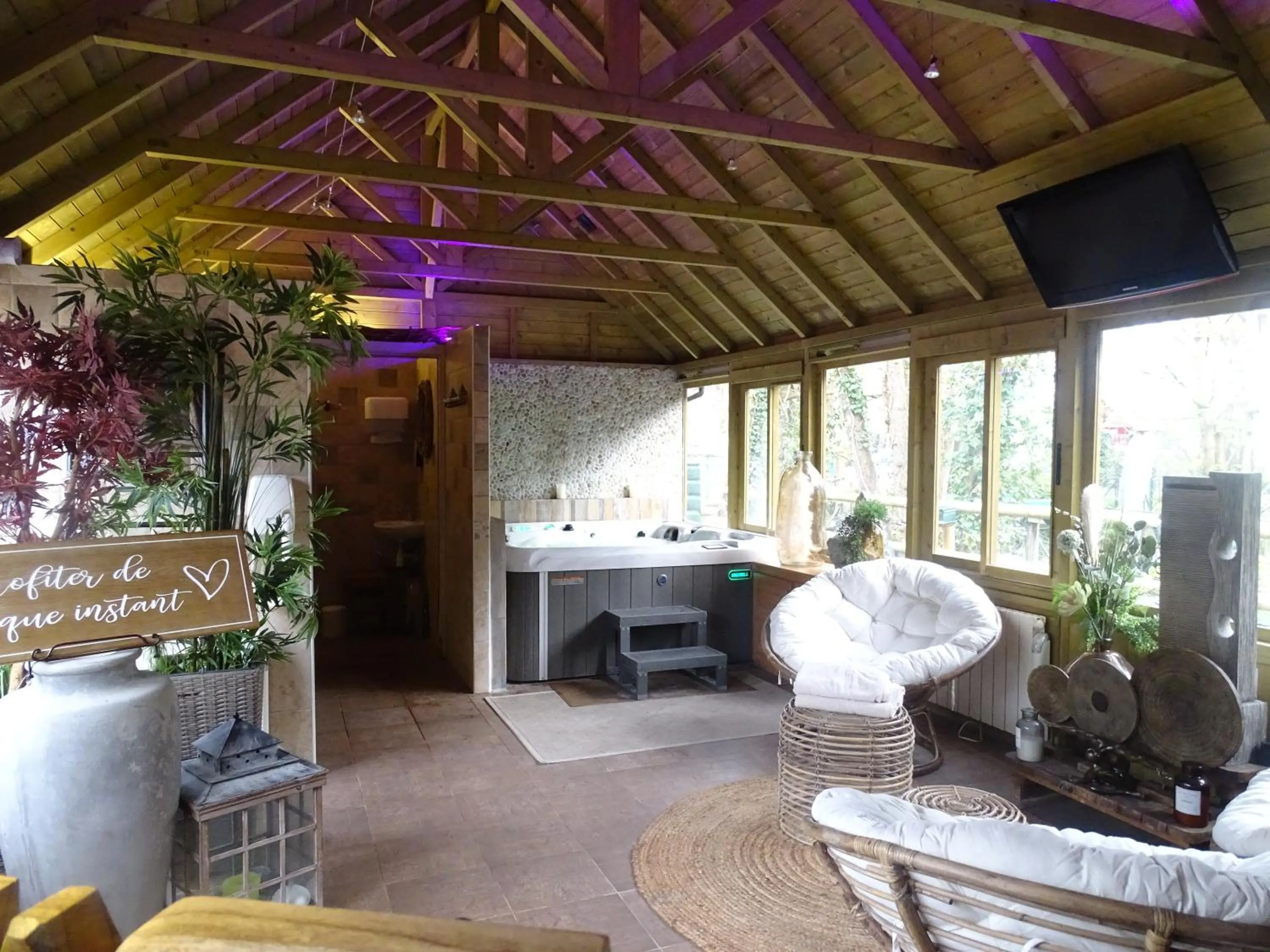 Spa and wellness centre/facilities in Logis Hôtel Restaurant Spa L'auberge Du President