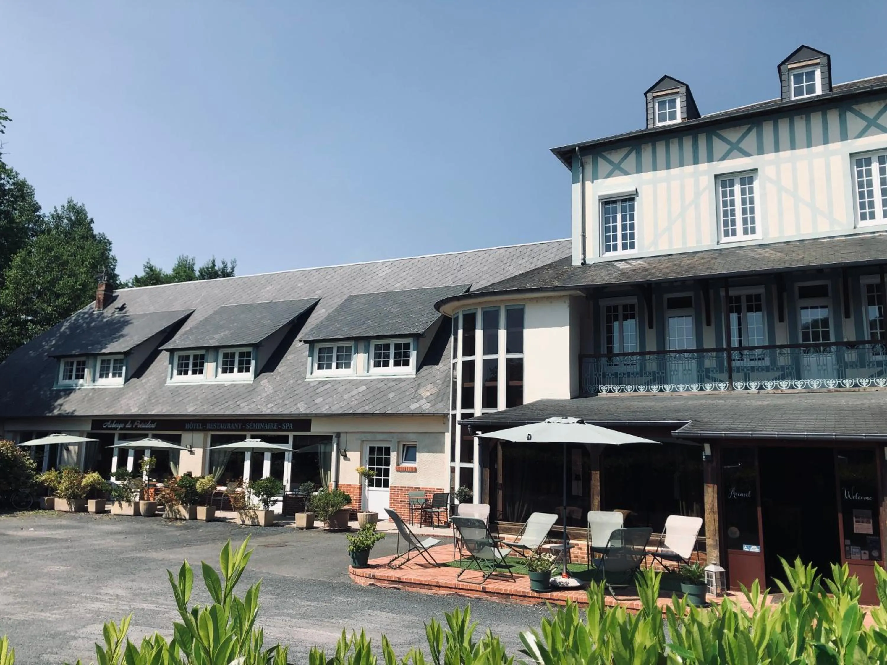 Property building in Logis Hôtel Restaurant Spa L'auberge Du President