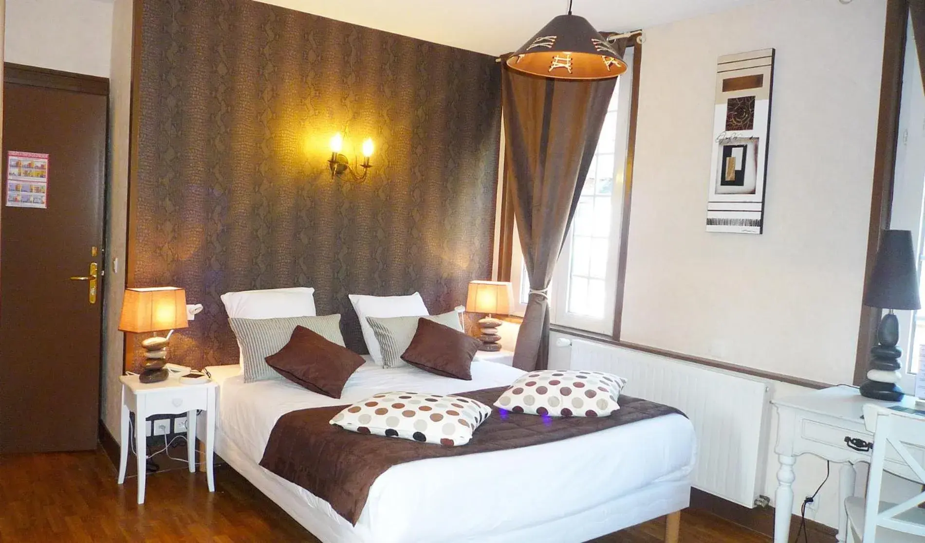 Triple Room in Logis Hôtel Restaurant Spa L'auberge Du President Triple Room in Logis Hôtel Restaurant Spa L'auberge Du President