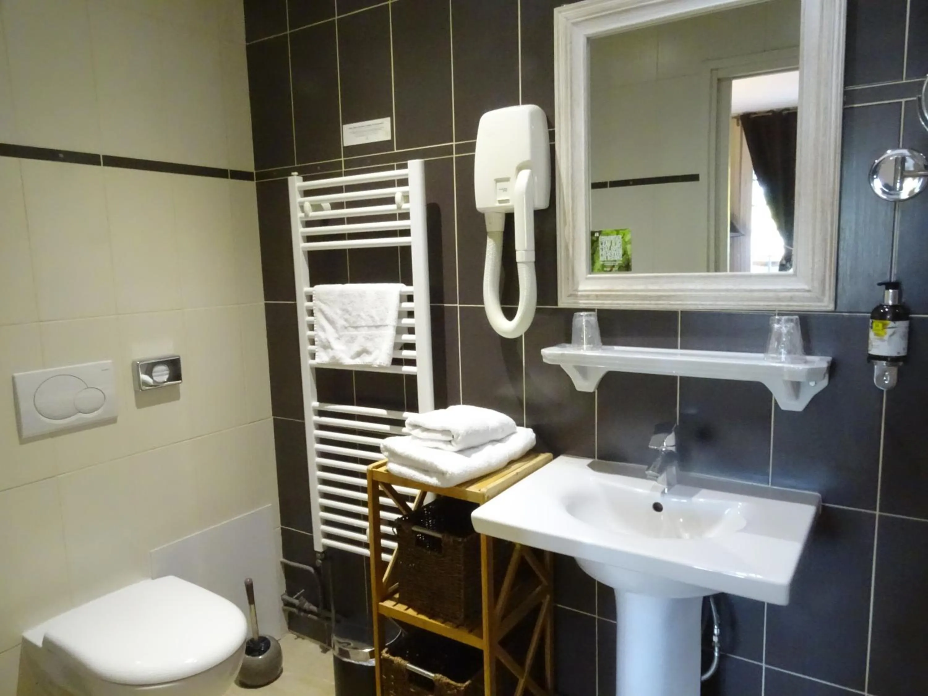 Bathroom in Logis Hôtel Restaurant Spa L'auberge Du President