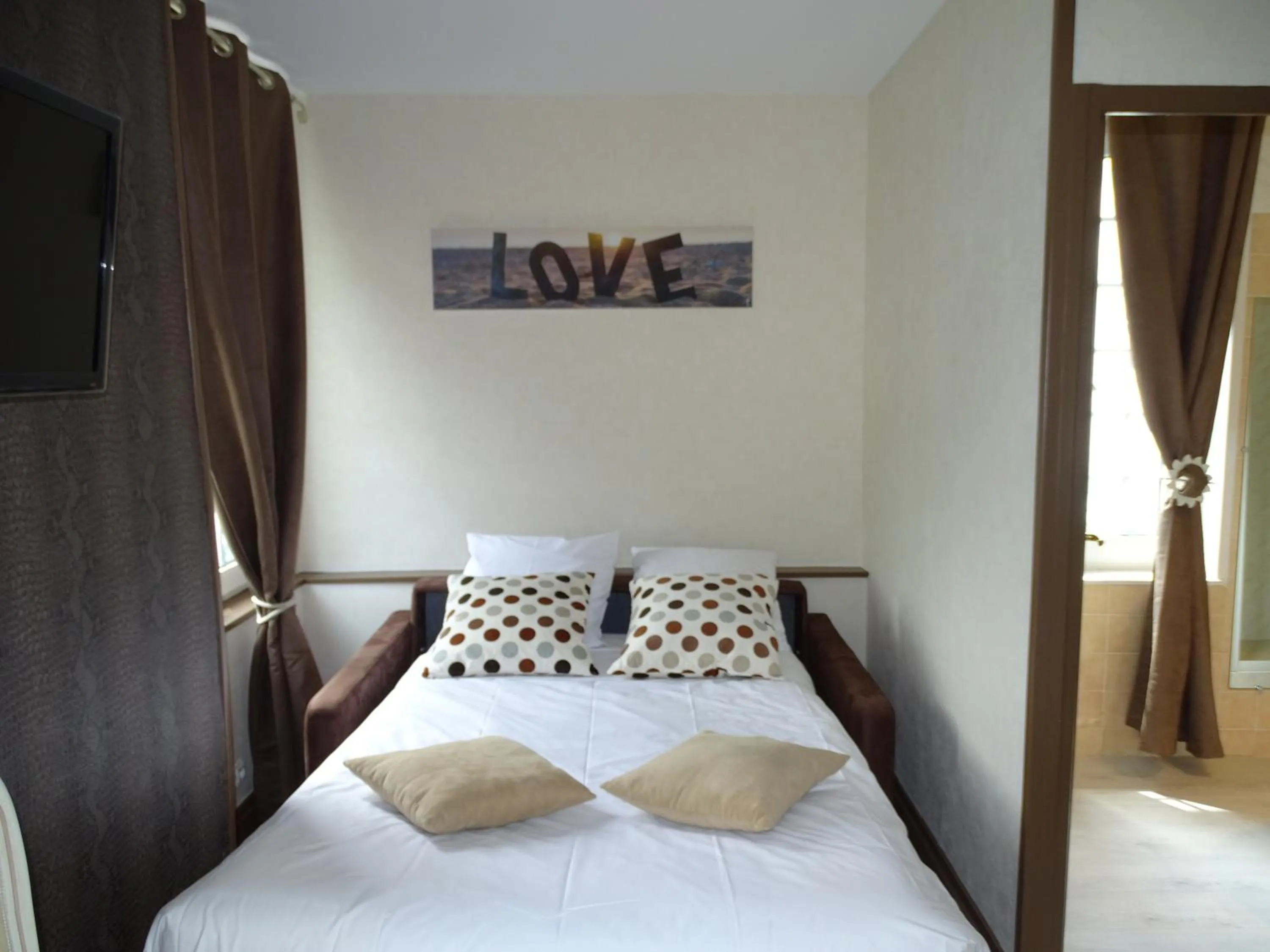 Bed in Logis Hôtel Restaurant Spa L'auberge Du President