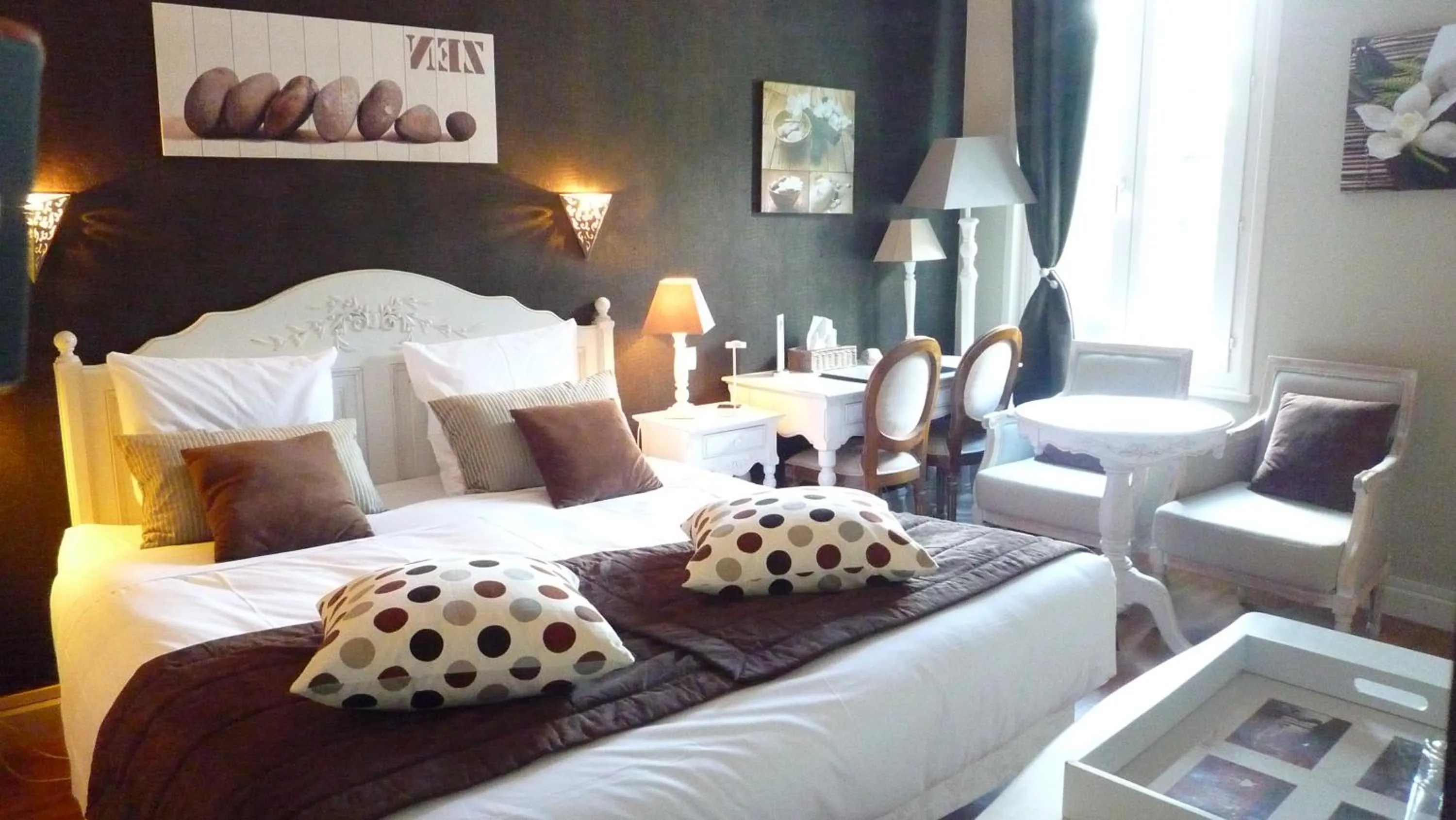 Bed in Logis Hôtel Restaurant Spa L'auberge Du President