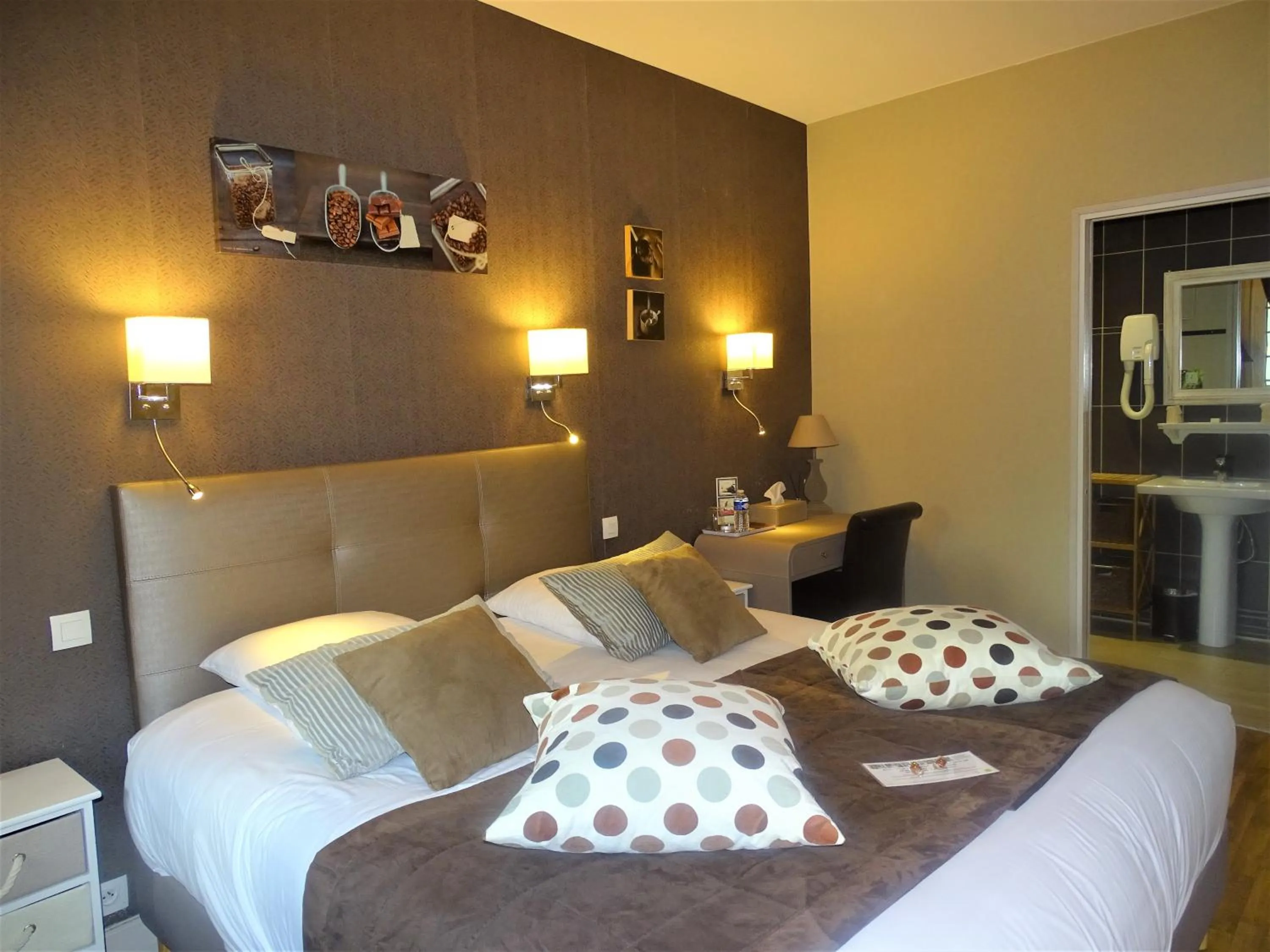 View (from property/room), Bed in Logis Hôtel Restaurant Spa L'auberge Du President