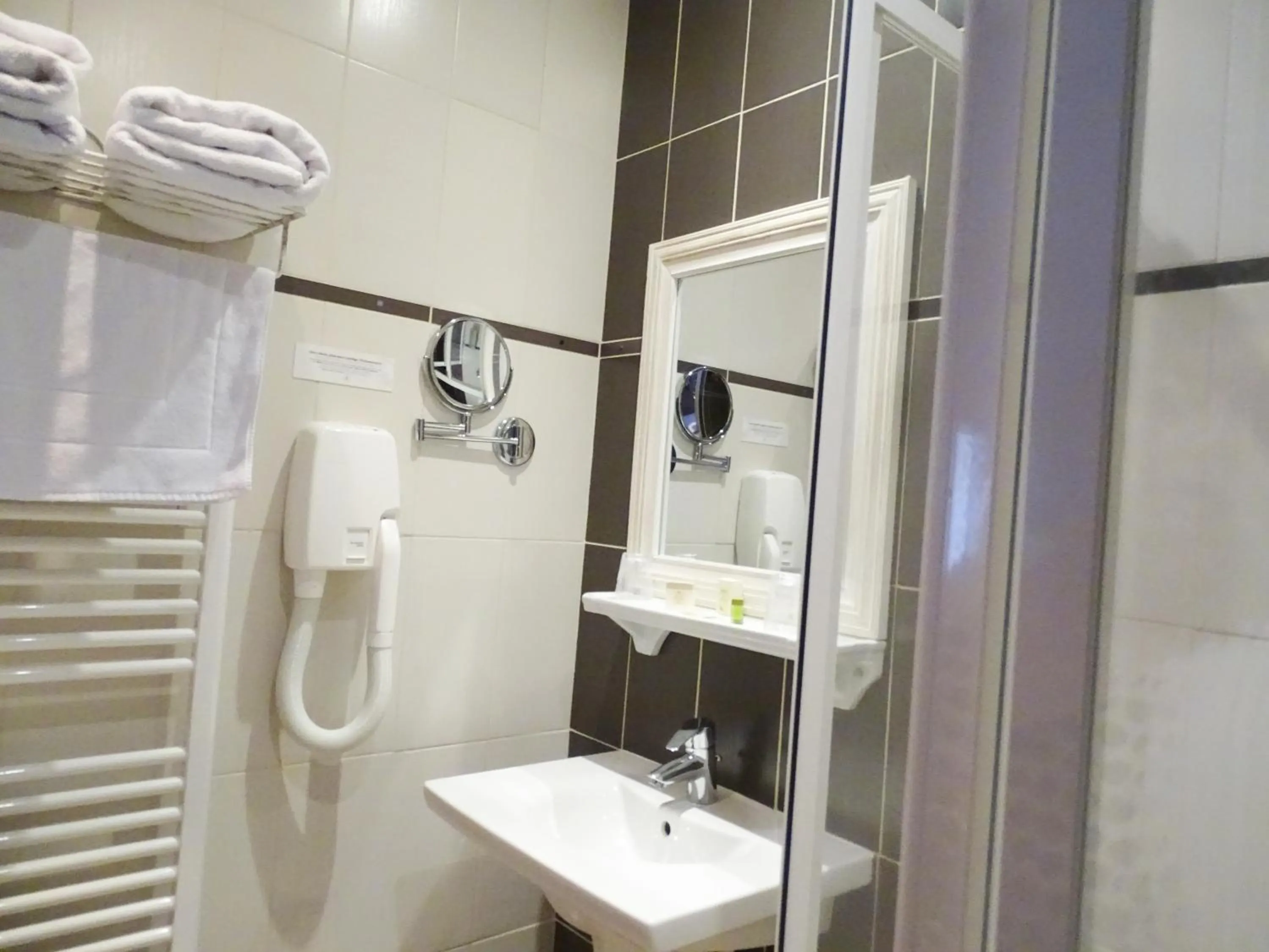 Bathroom in Logis Hôtel Restaurant Spa L'auberge Du President