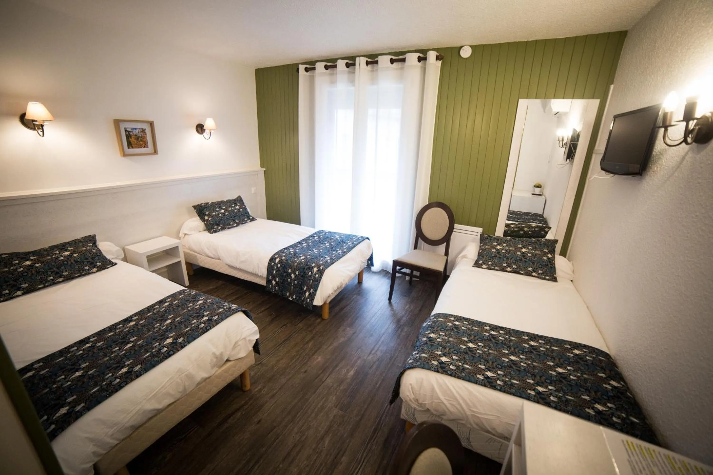 Photo of the whole room, Bed in Le Catinat Fleuri