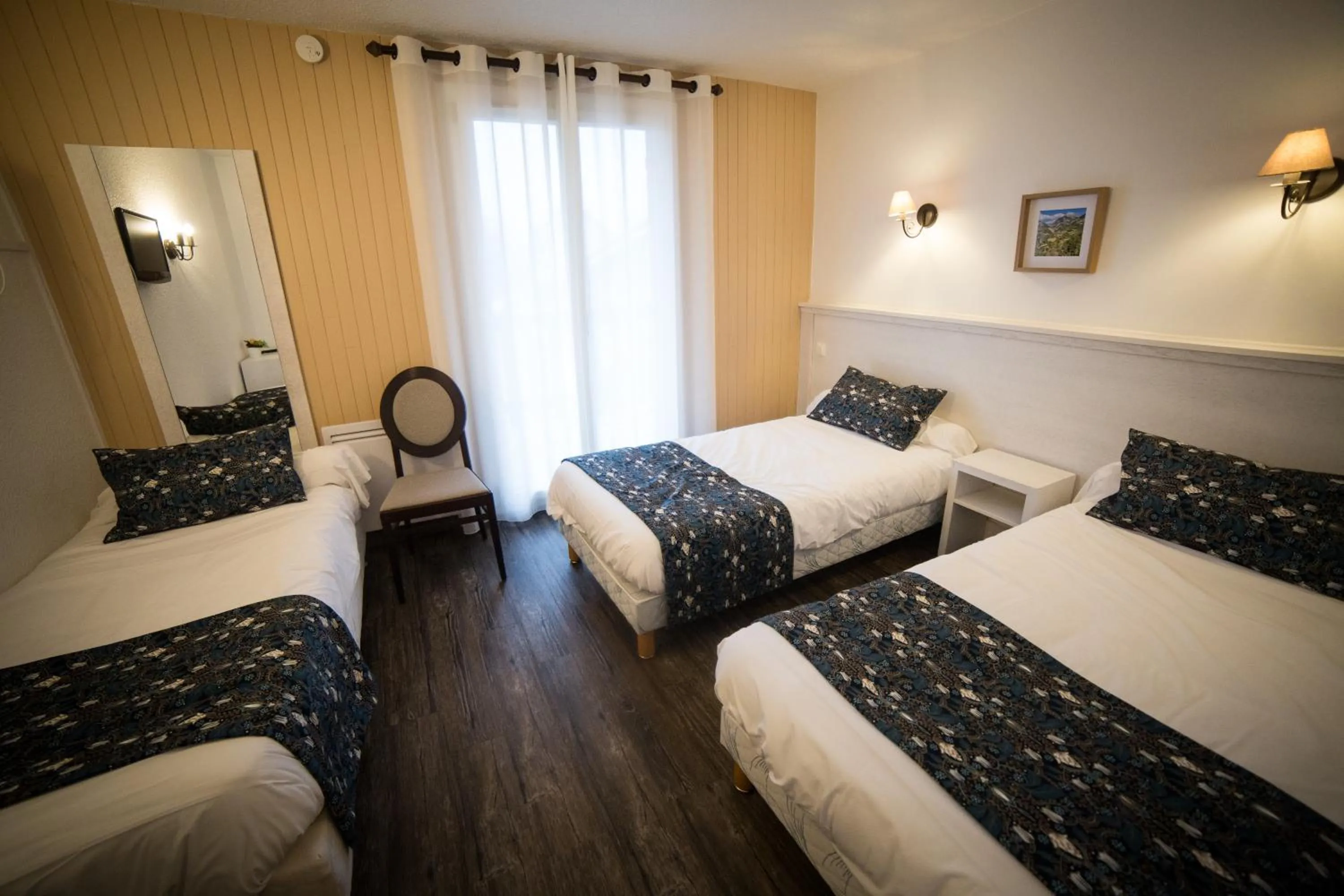 Photo of the whole room, Bed in Le Catinat Fleuri