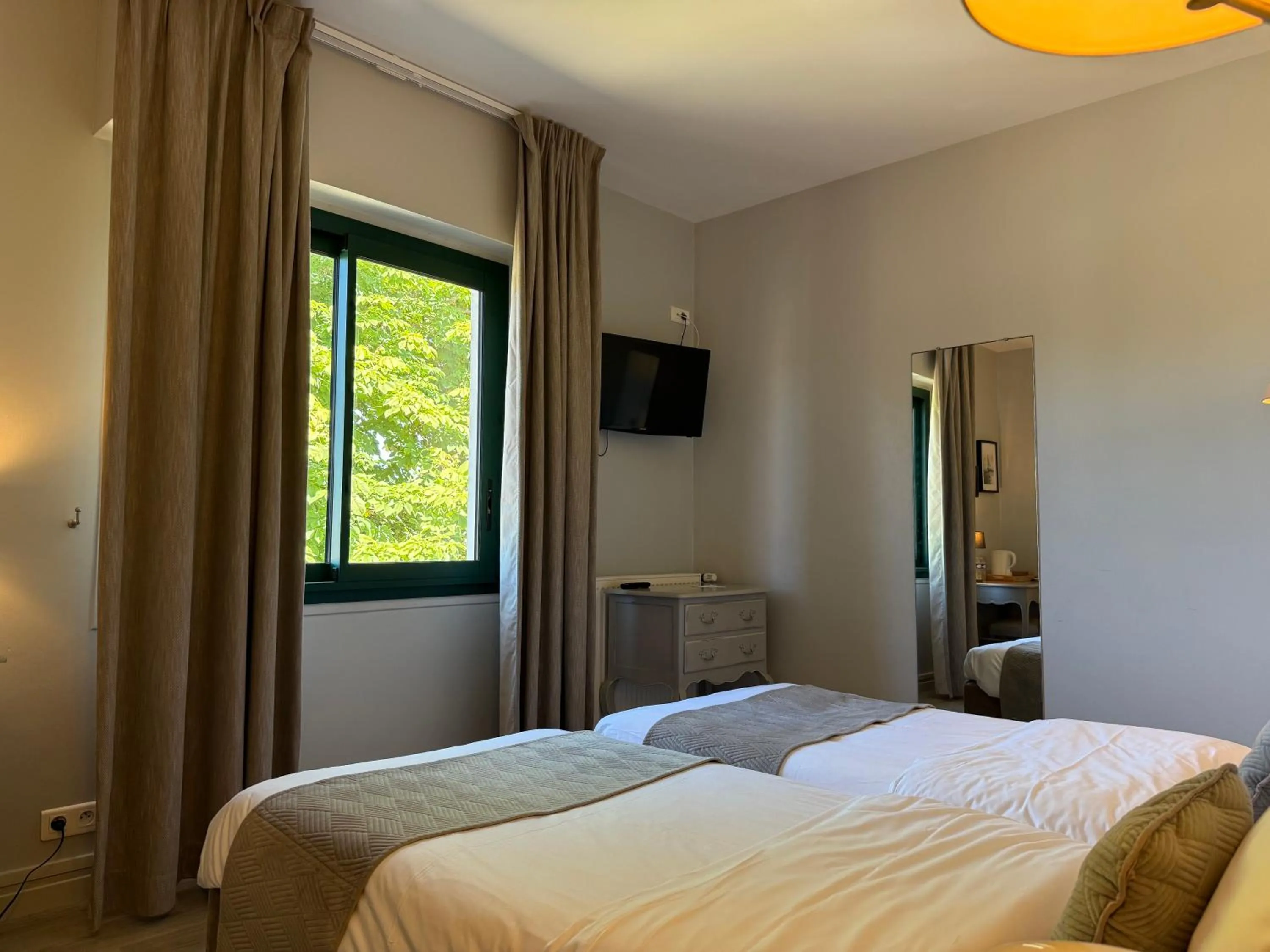 Photo of the whole room, Bed in Hotel des Pins