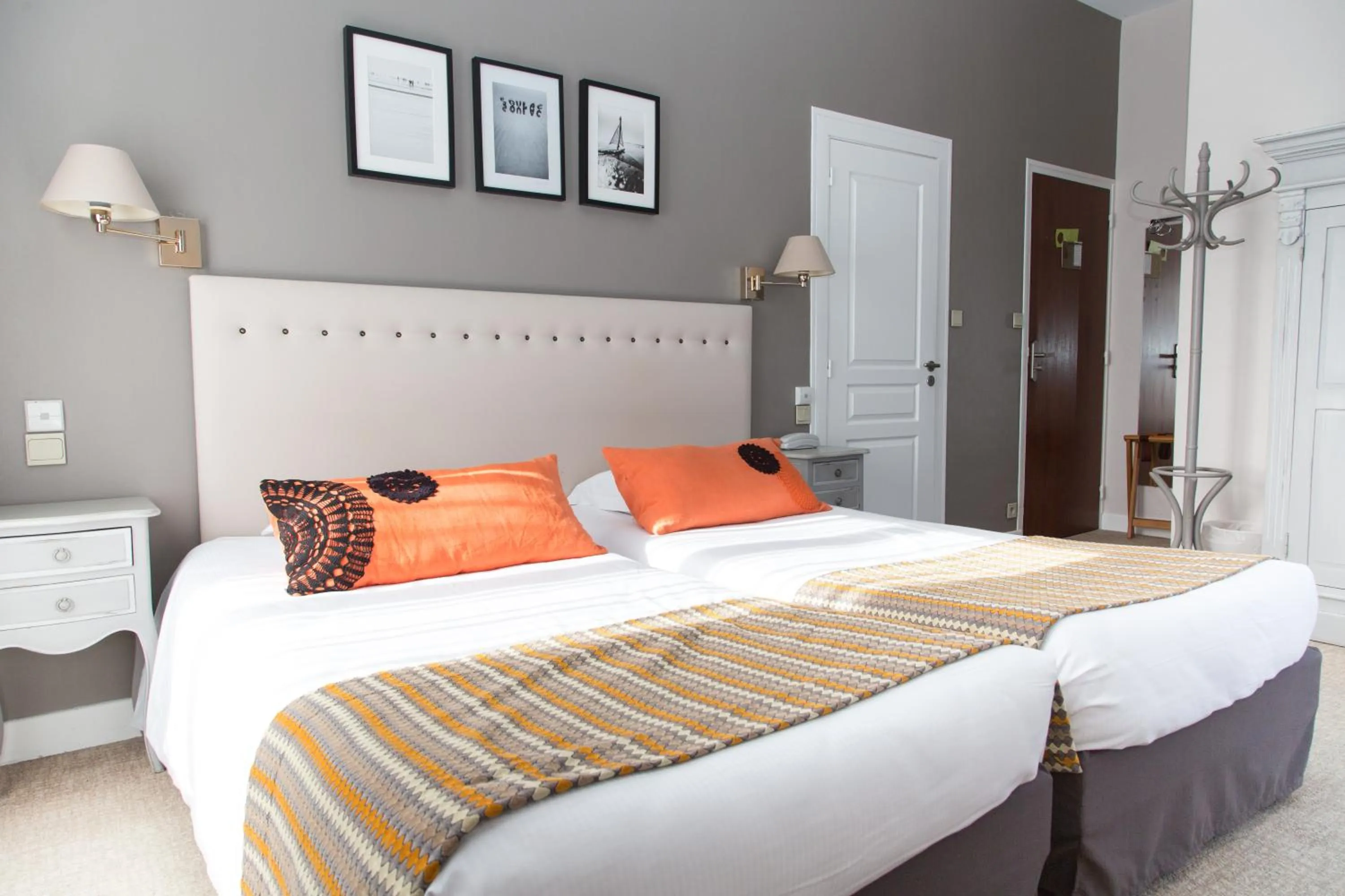 Toilet, Bed in Hotel des Pins