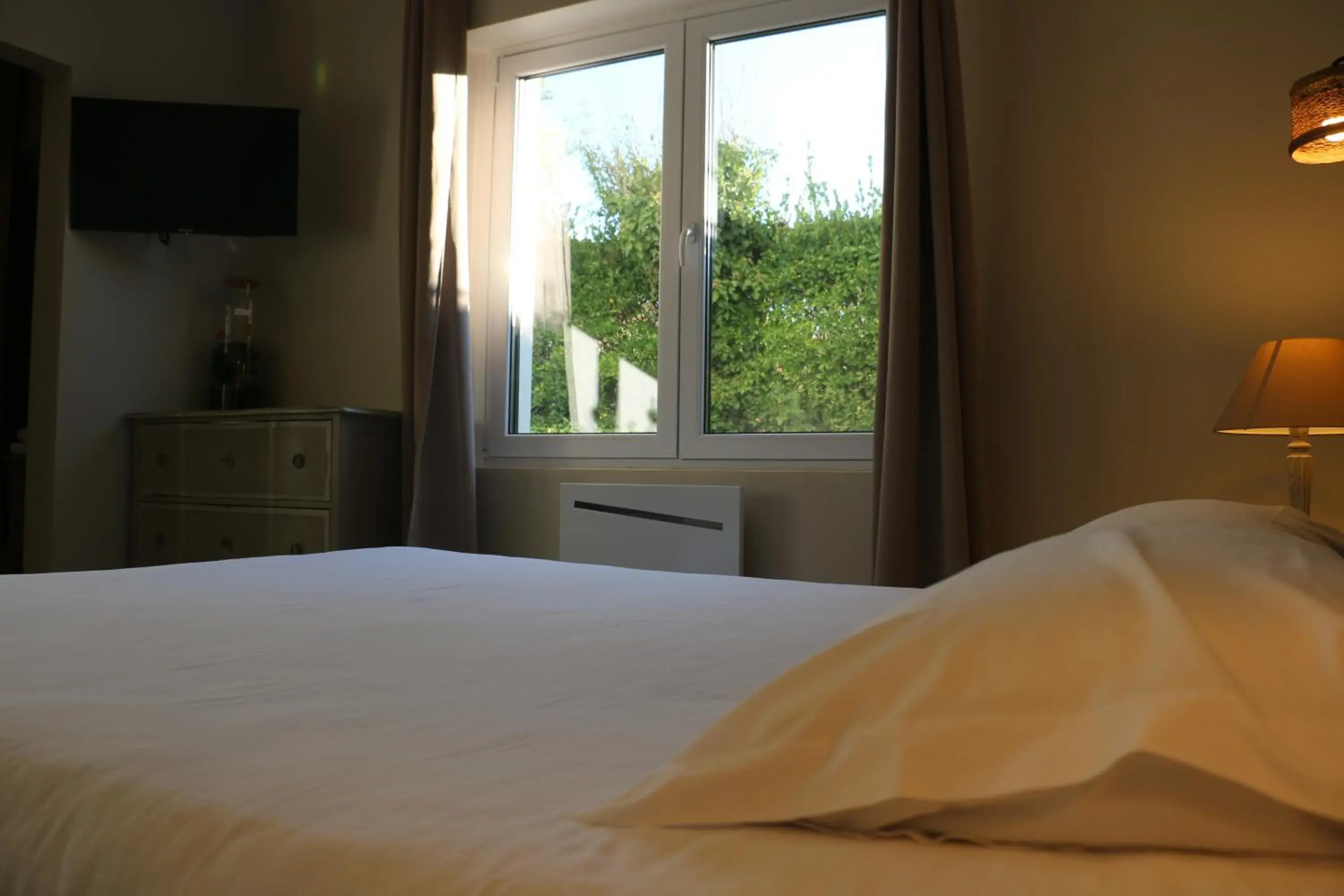 Double Room - Disability Access in Hotel des Pins Double Room - Disability Access in Hotel des Pins