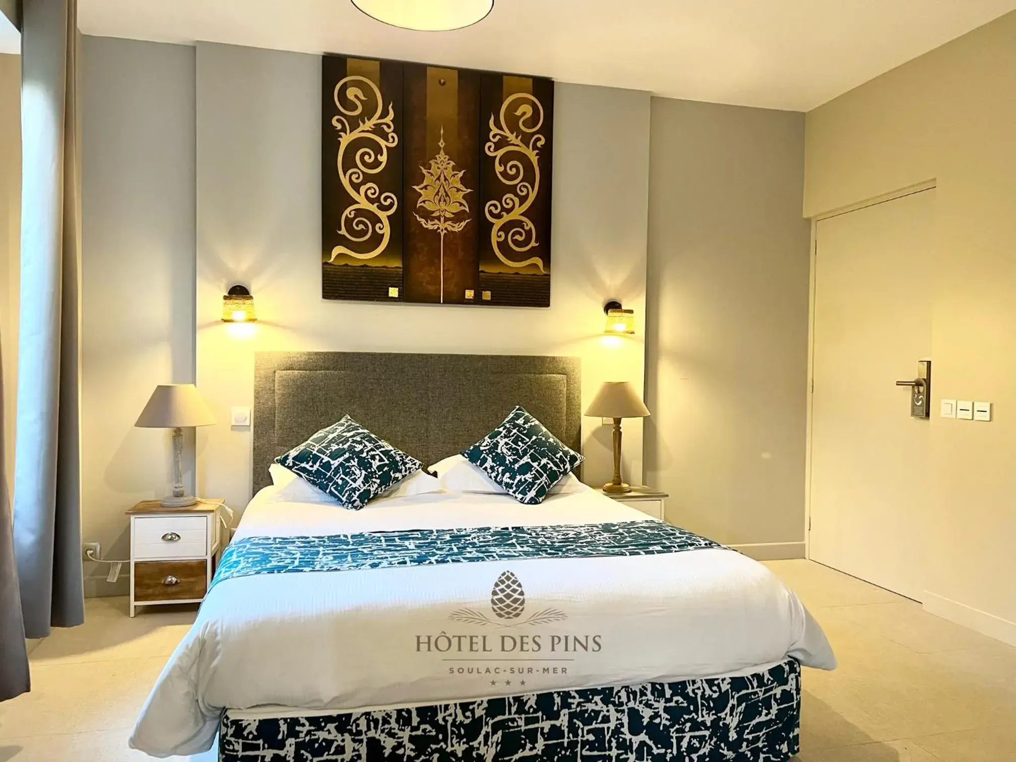 Double Room - Disability Access in Hotel des Pins Double Room - Disability Access in Hotel des Pins