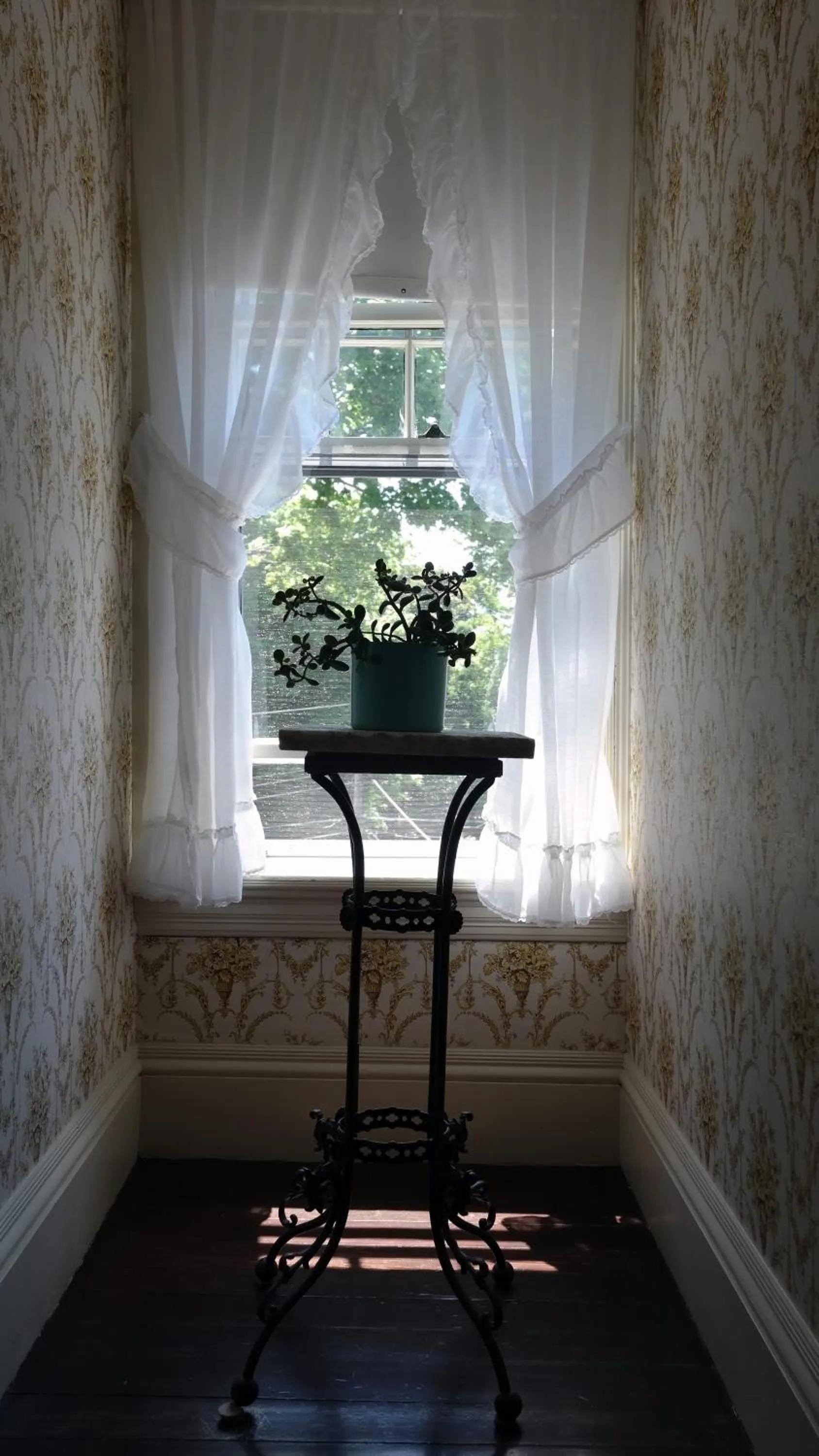 Property building in Moseley Cottage Inn and The Town Motel