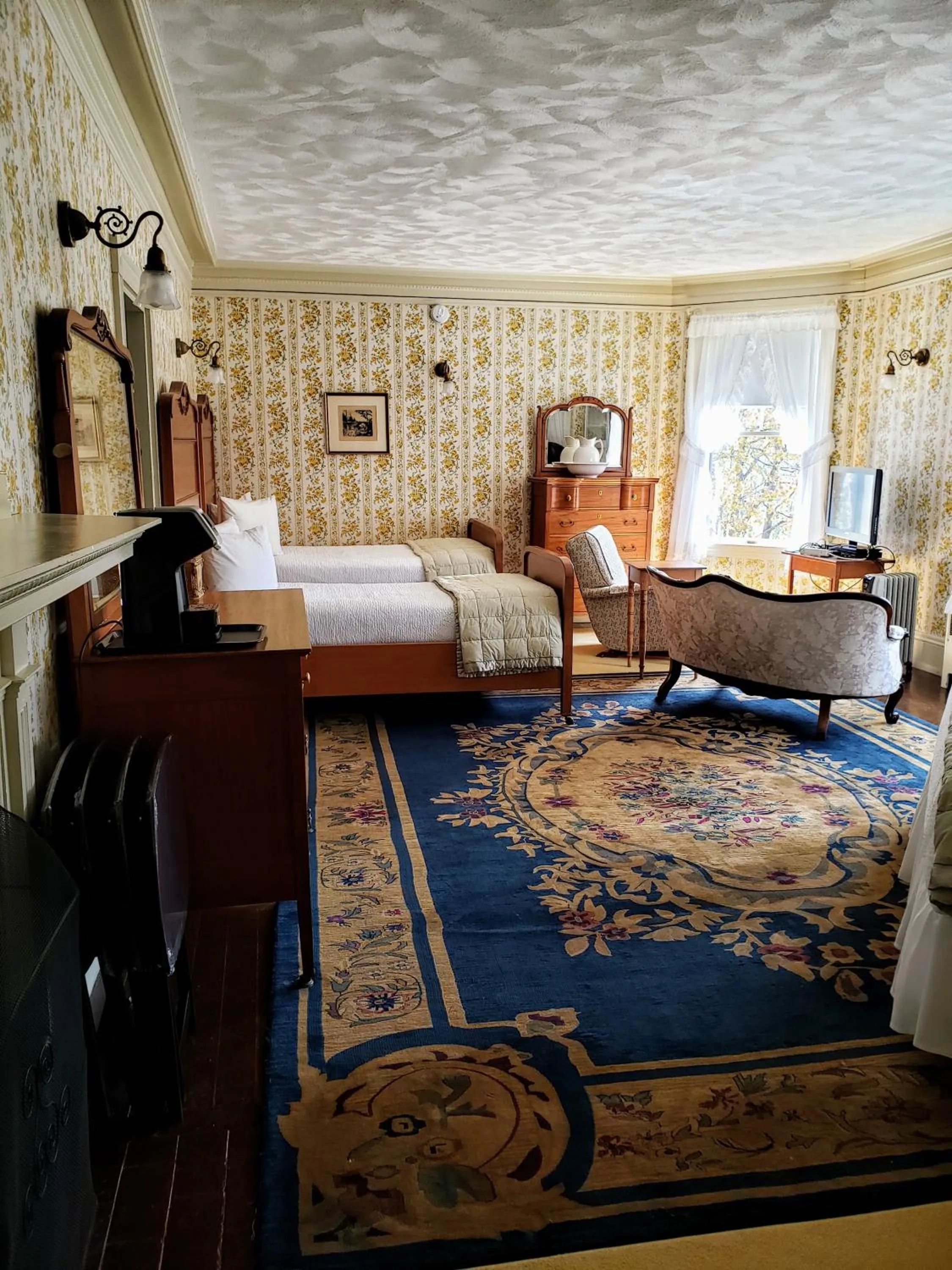 Bed in Moseley Cottage Inn and The Town Motel