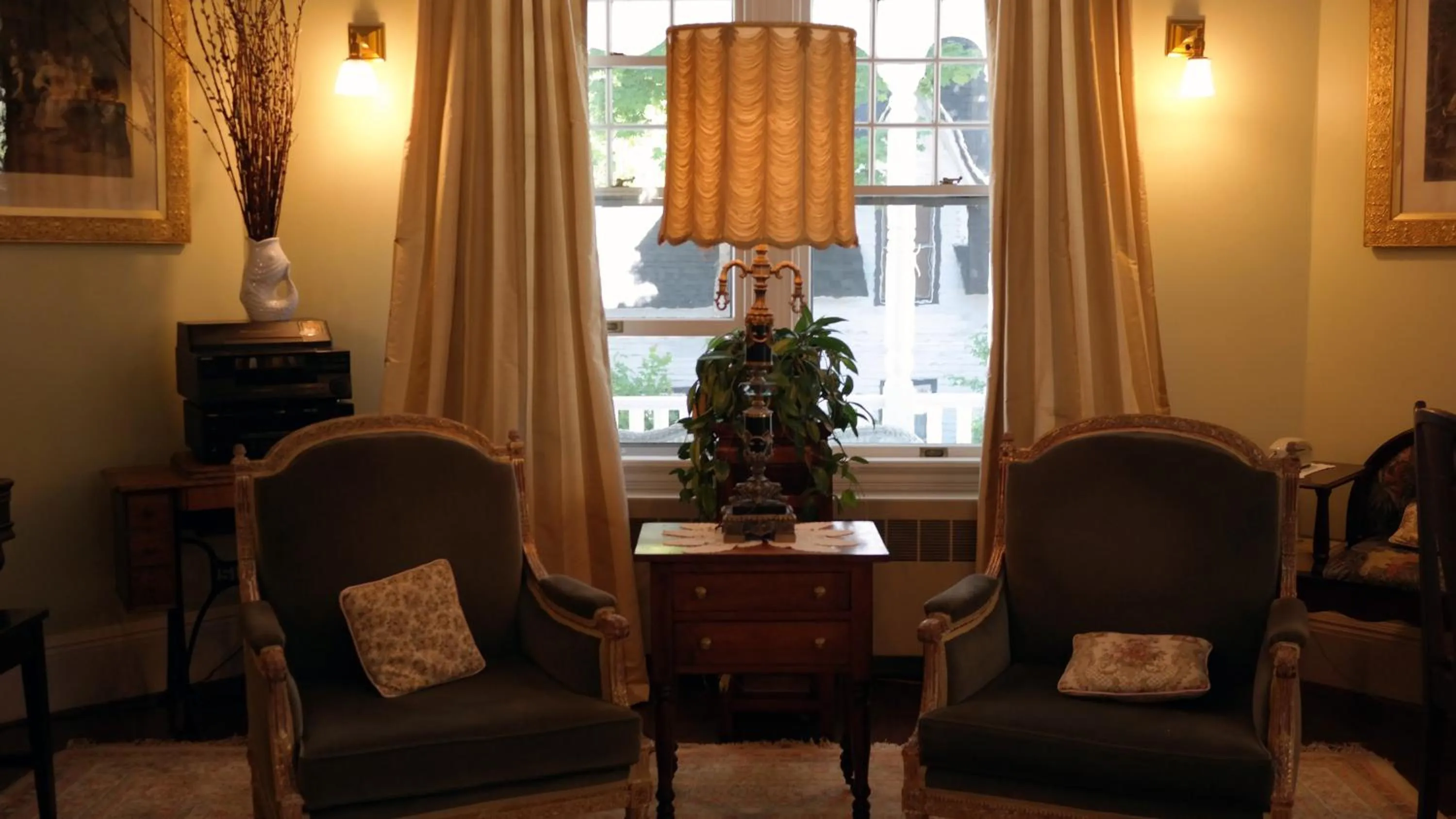 Property building in Moseley Cottage Inn and The Town Motel