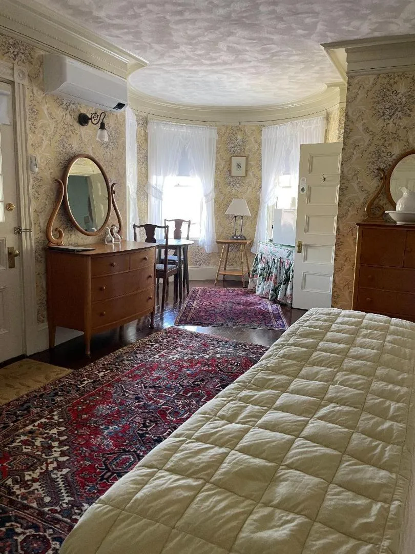 Bed in Moseley Cottage Inn and The Town Motel