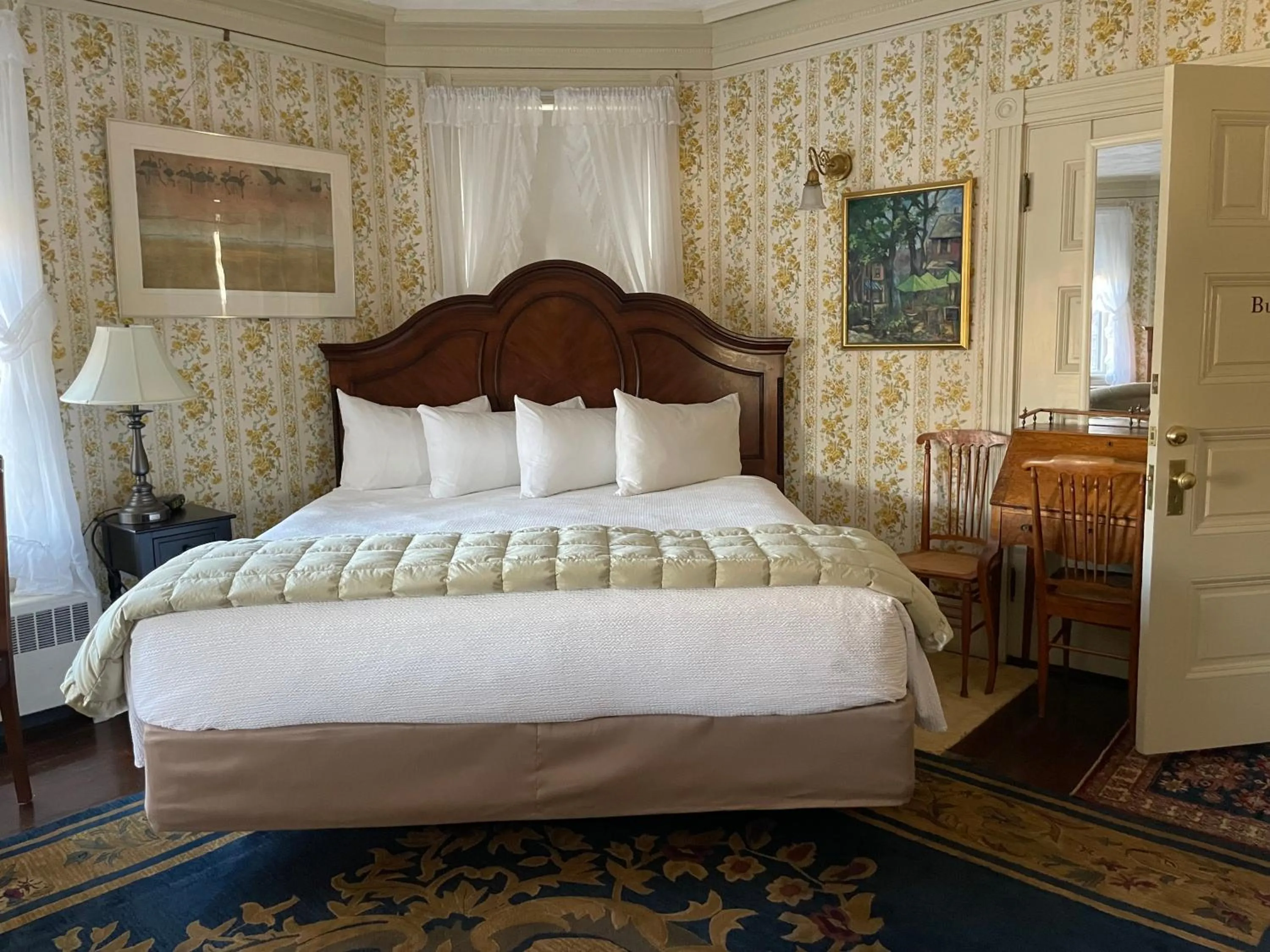 Bed in Moseley Cottage Inn and The Town Motel