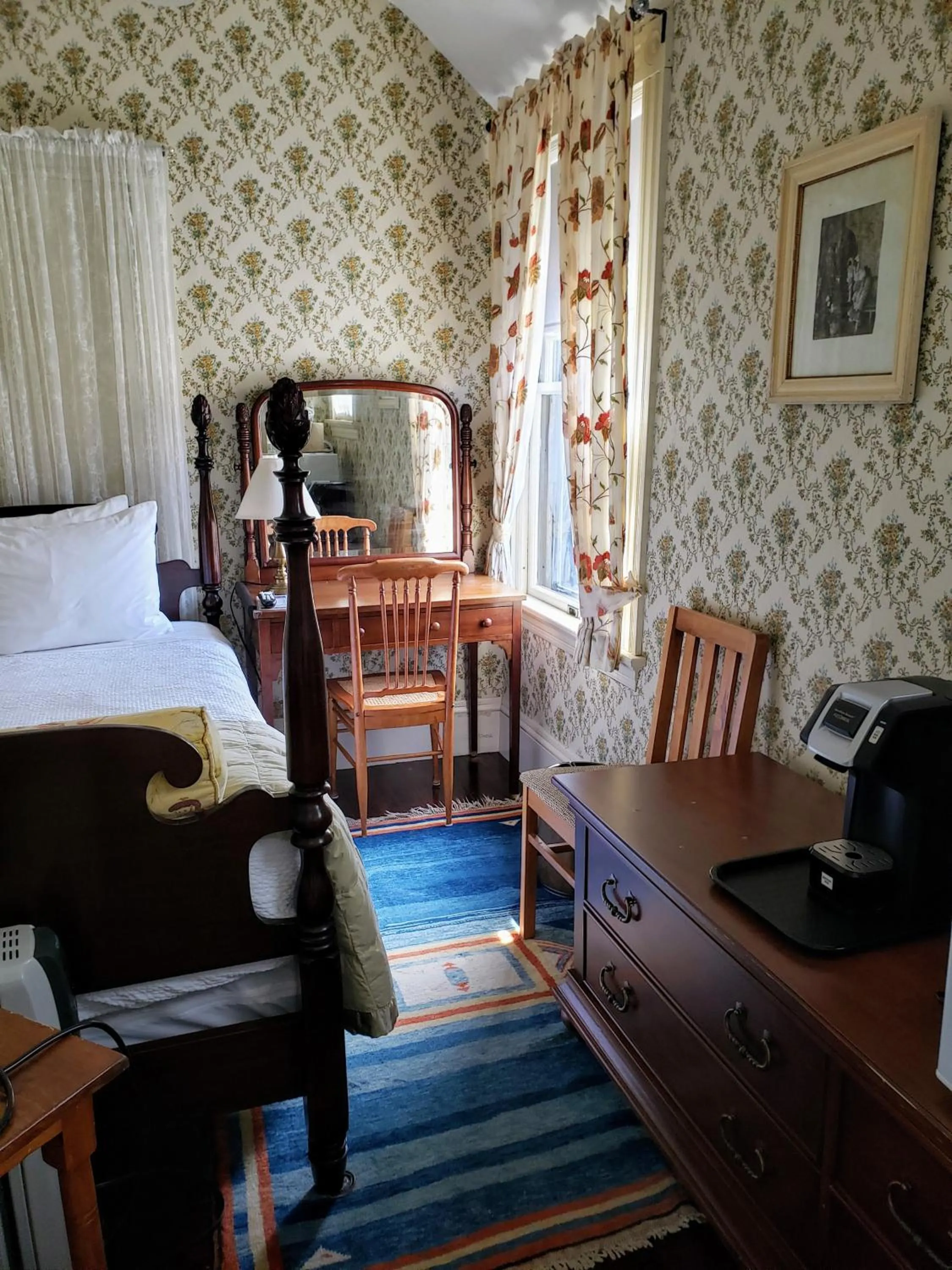 Bed in Moseley Cottage Inn and The Town Motel