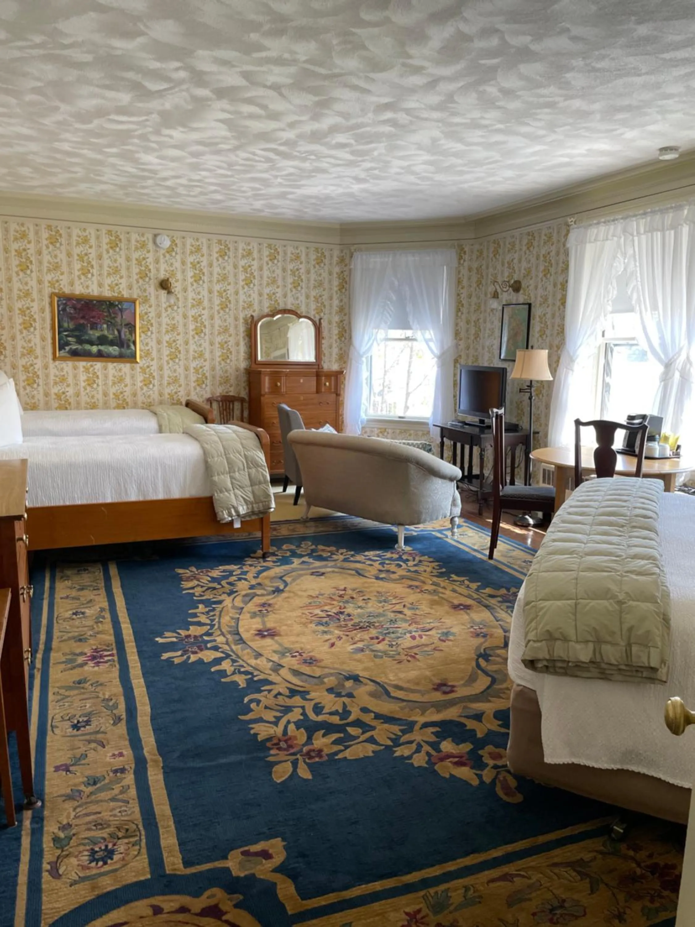 Bed in Moseley Cottage Inn and The Town Motel