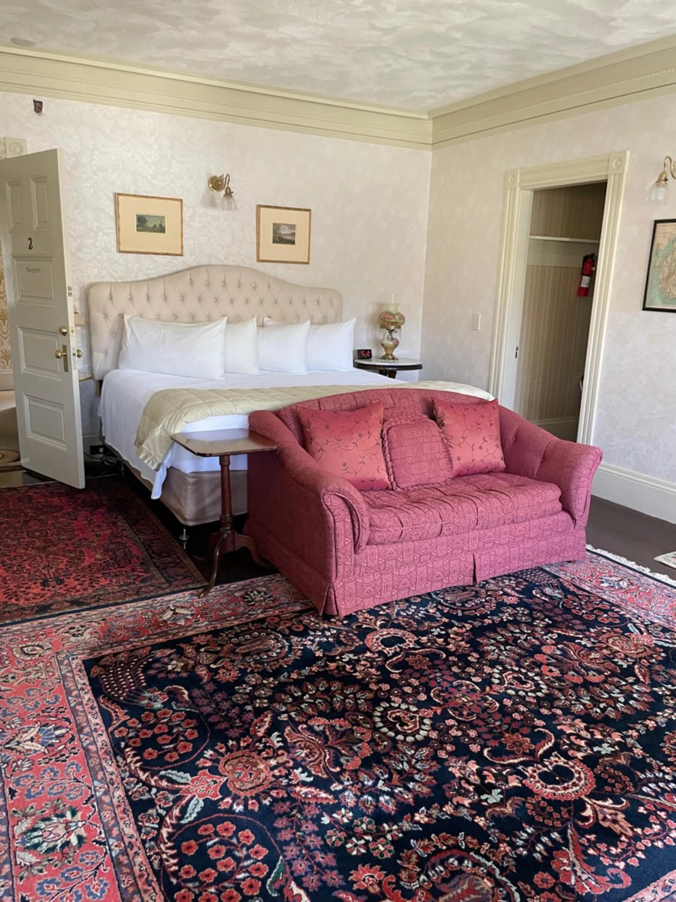 Bed in Moseley Cottage Inn and The Town Motel