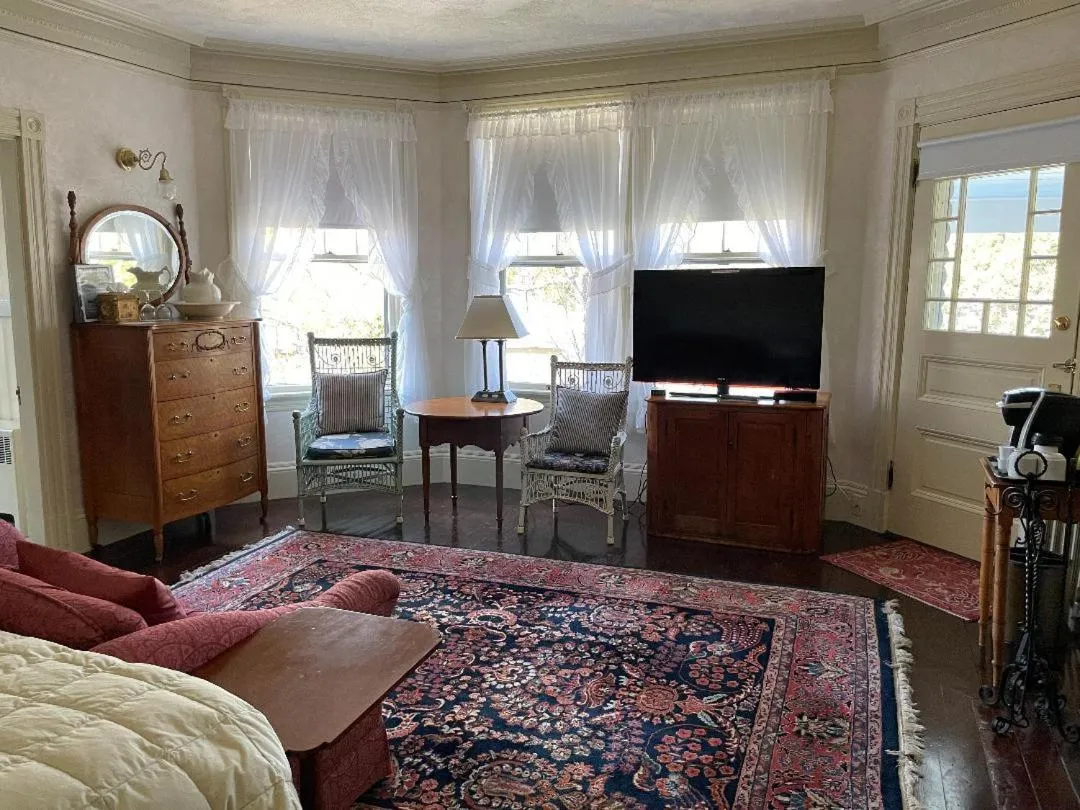 Moseley Cottage Inn and The Town Motel