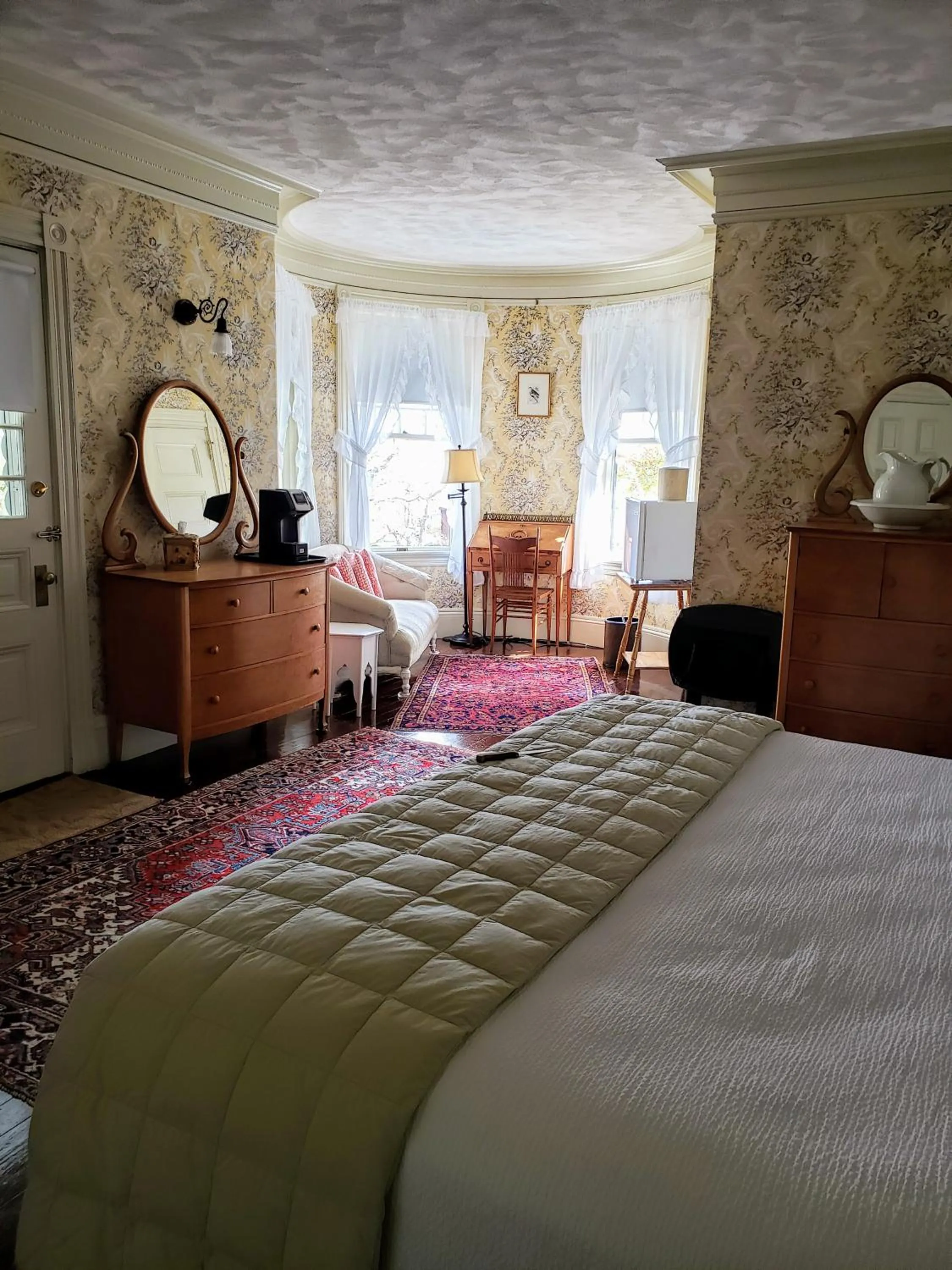 Bed in Moseley Cottage Inn and The Town Motel