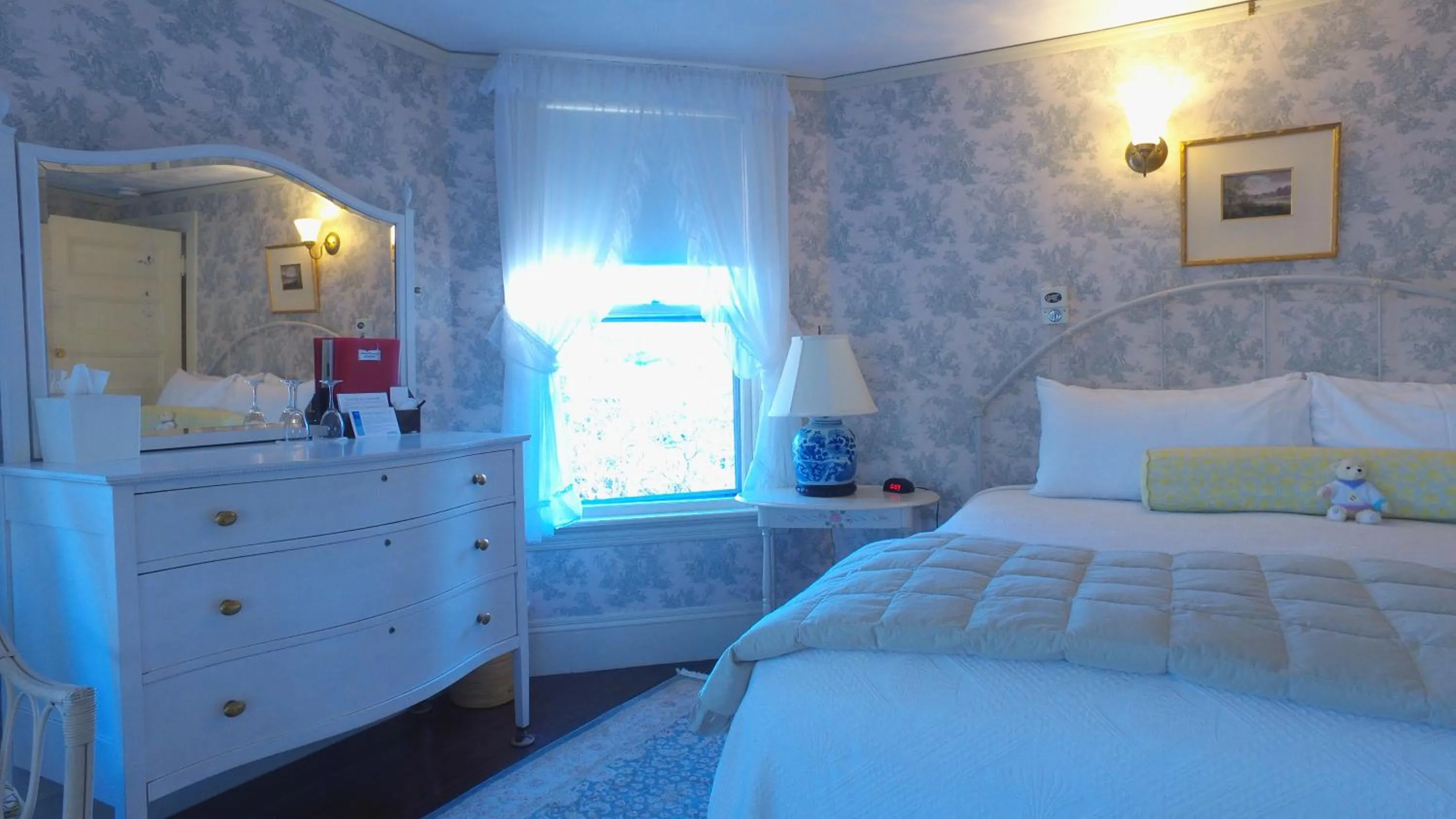 Bed in Moseley Cottage Inn and The Town Motel