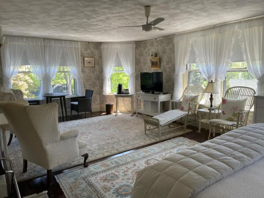 Bed in Moseley Cottage Inn and The Town Motel