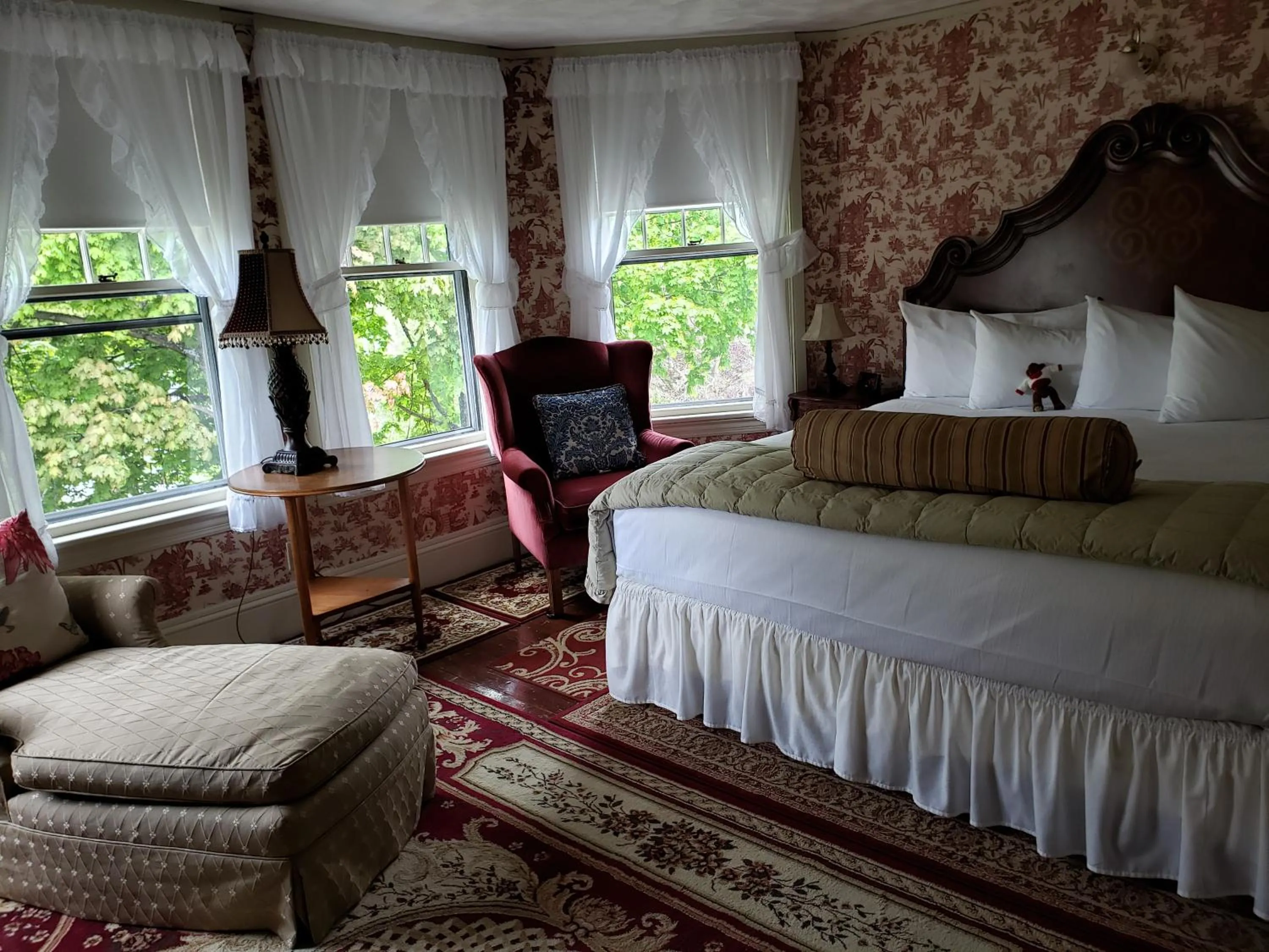 Bed in Moseley Cottage Inn and The Town Motel
