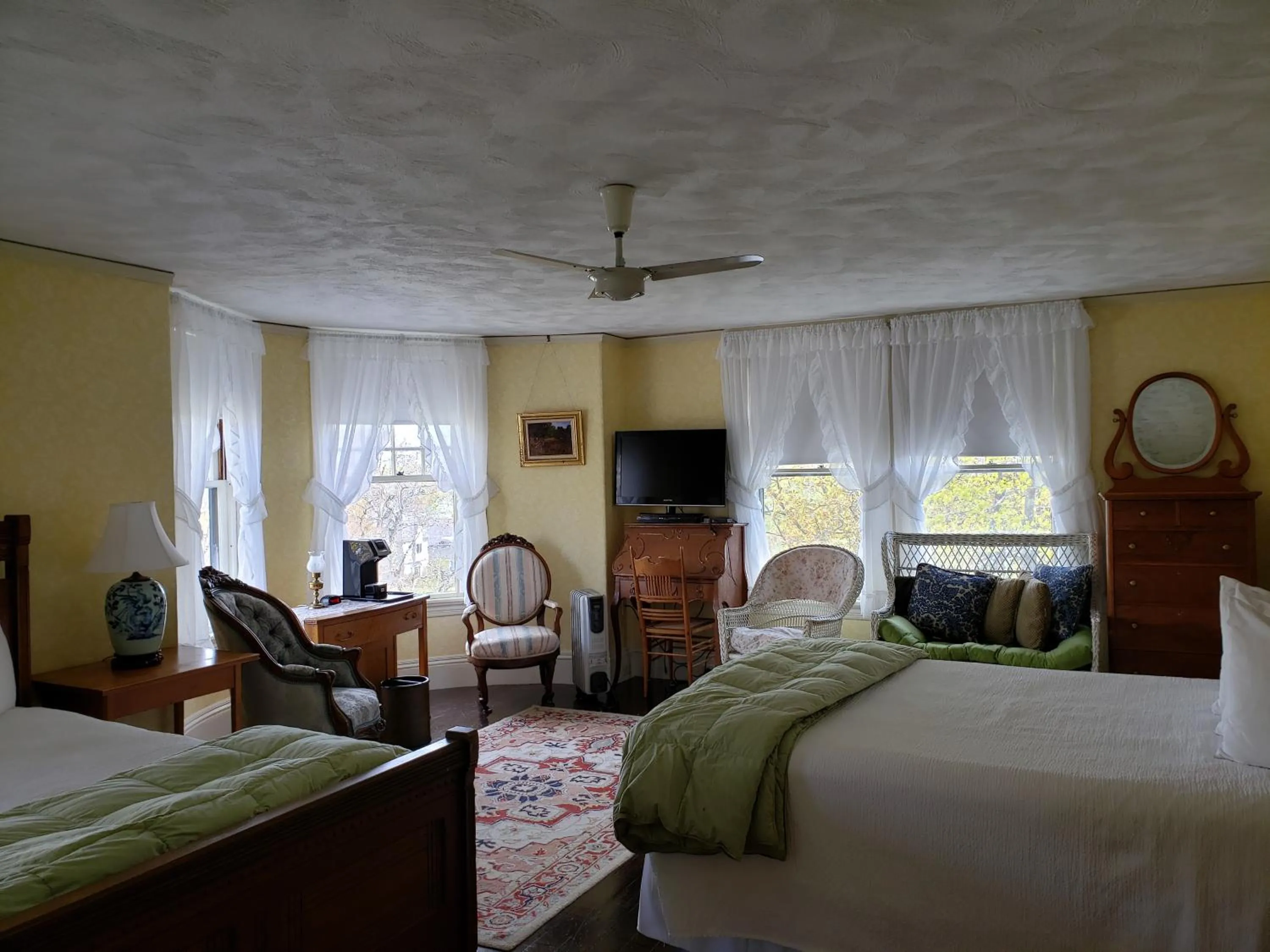 Bed in Moseley Cottage Inn and The Town Motel