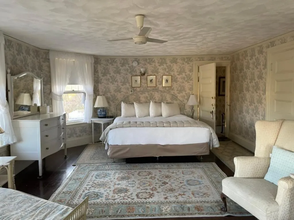 Bed in Moseley Cottage Inn and The Town Motel