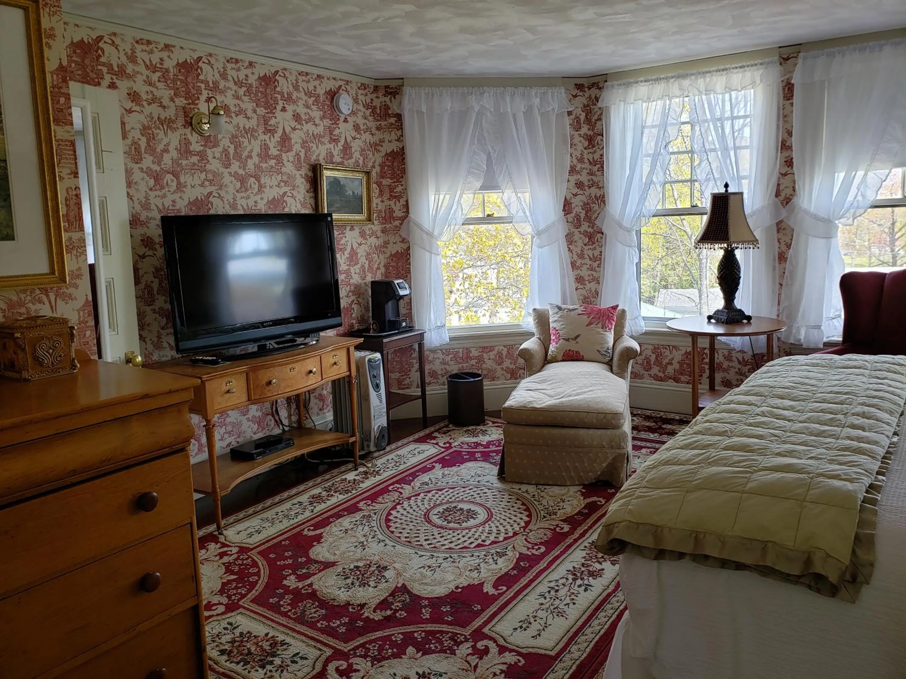 Bed in Moseley Cottage Inn and The Town Motel